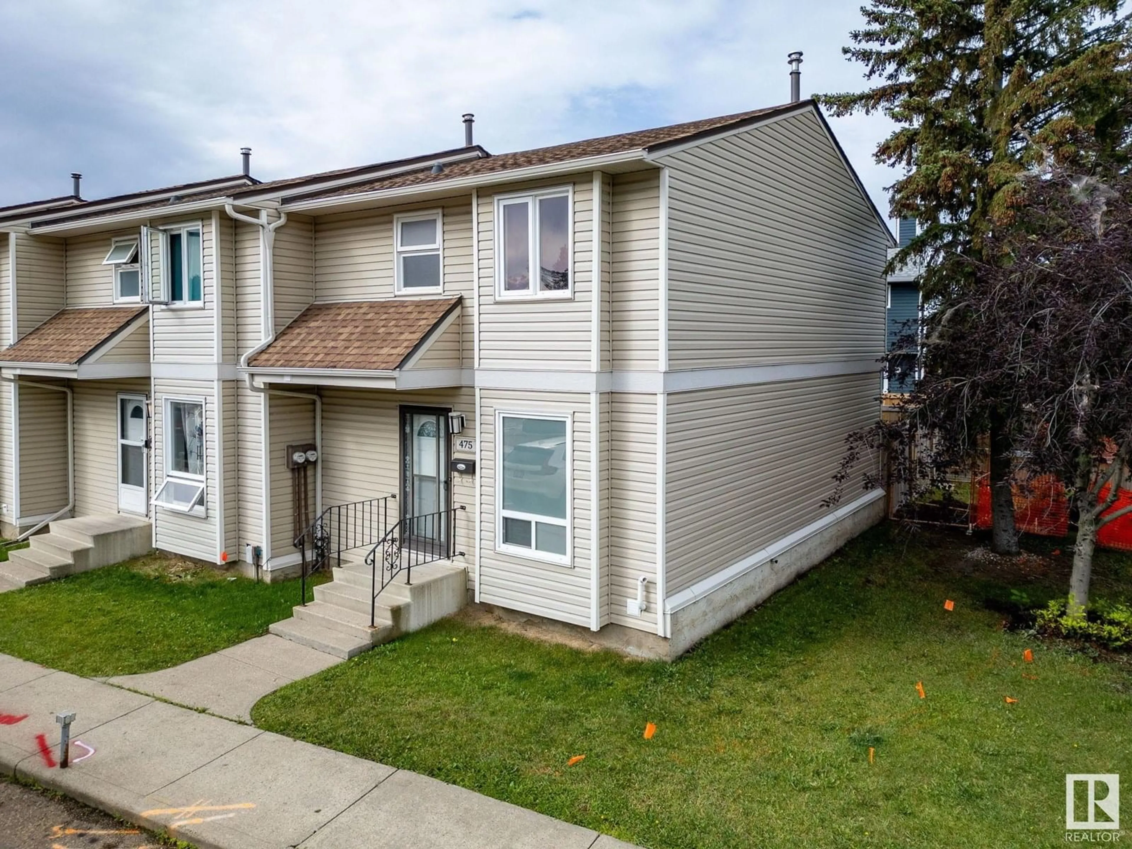 A pic from outside/outdoor area/front of a property/back of a property/a pic from drone, street for 475 DUNLUCE RD, Edmonton Alberta T5X4Y5