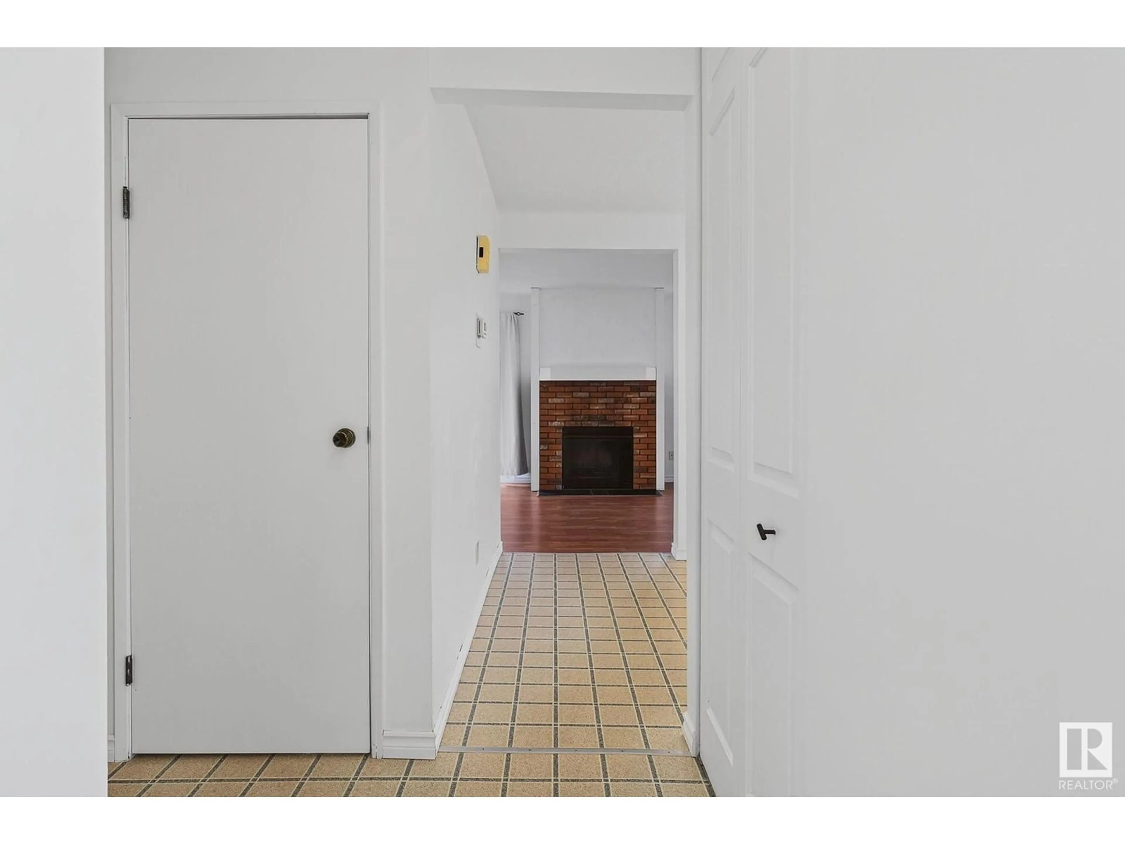 Indoor foyer for 475 DUNLUCE RD, Edmonton Alberta T5X4Y5