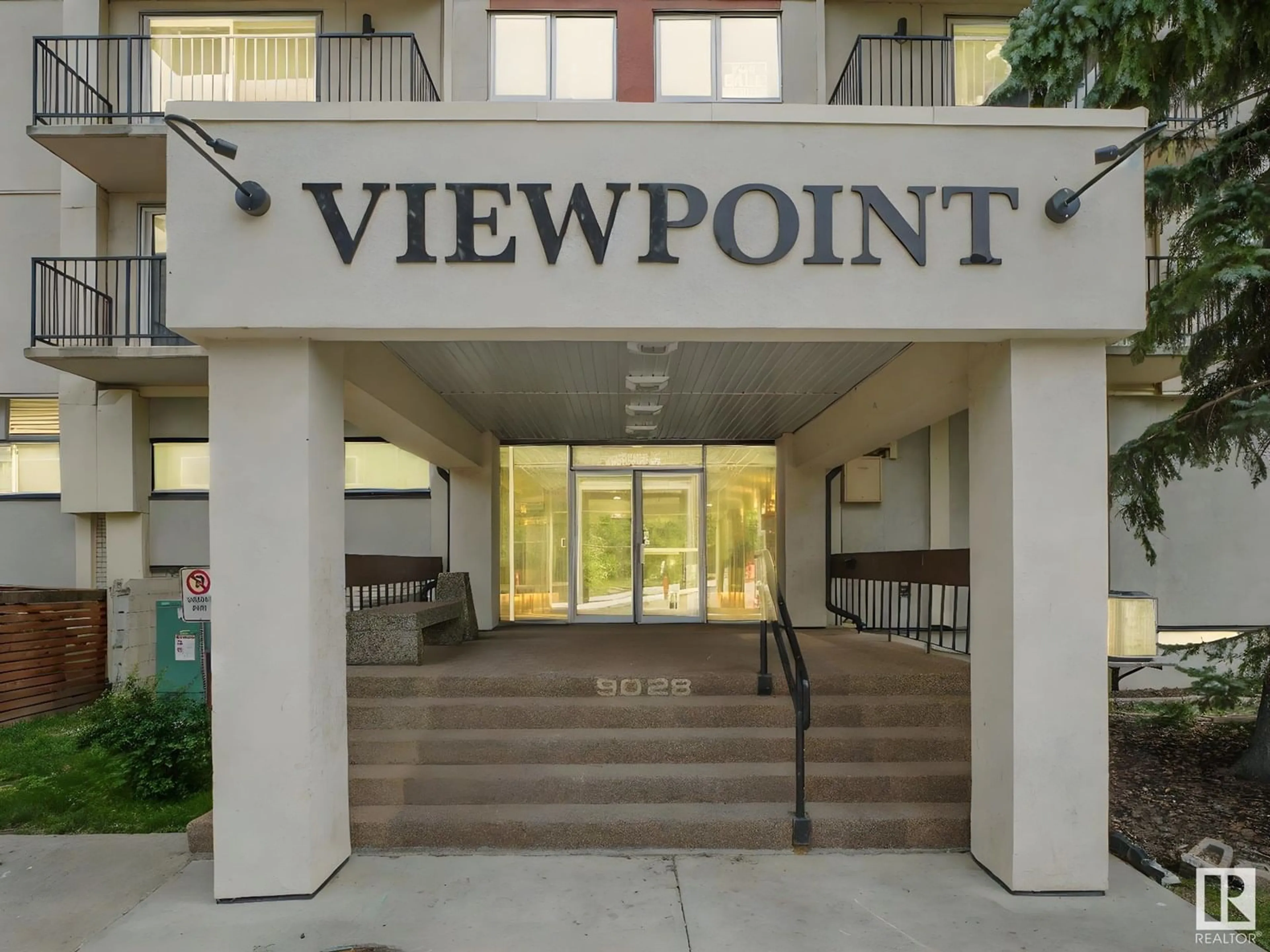 Indoor foyer for PH4 - 9028 JASPER AV, Edmonton Alberta T5H3Y6