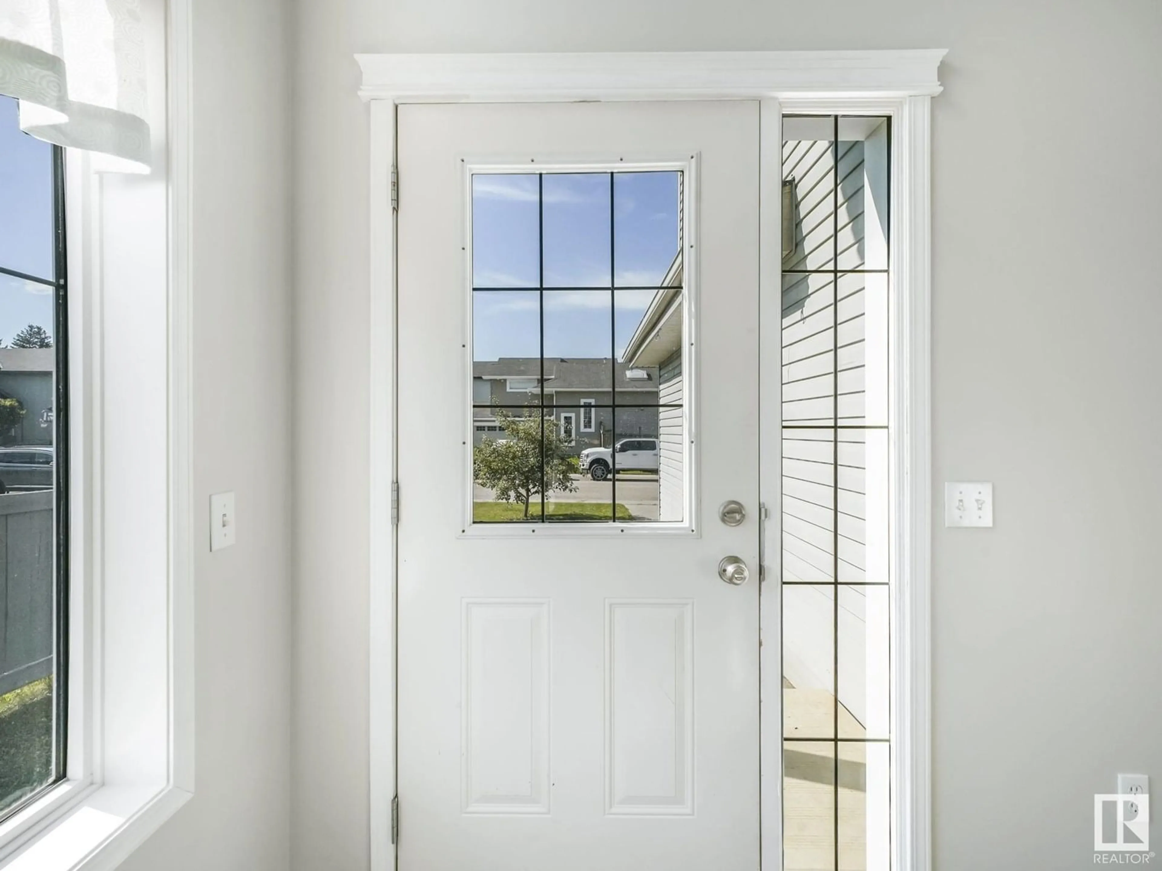 Indoor entryway for 7804 5 AV SW, Edmonton Alberta T6X0A1