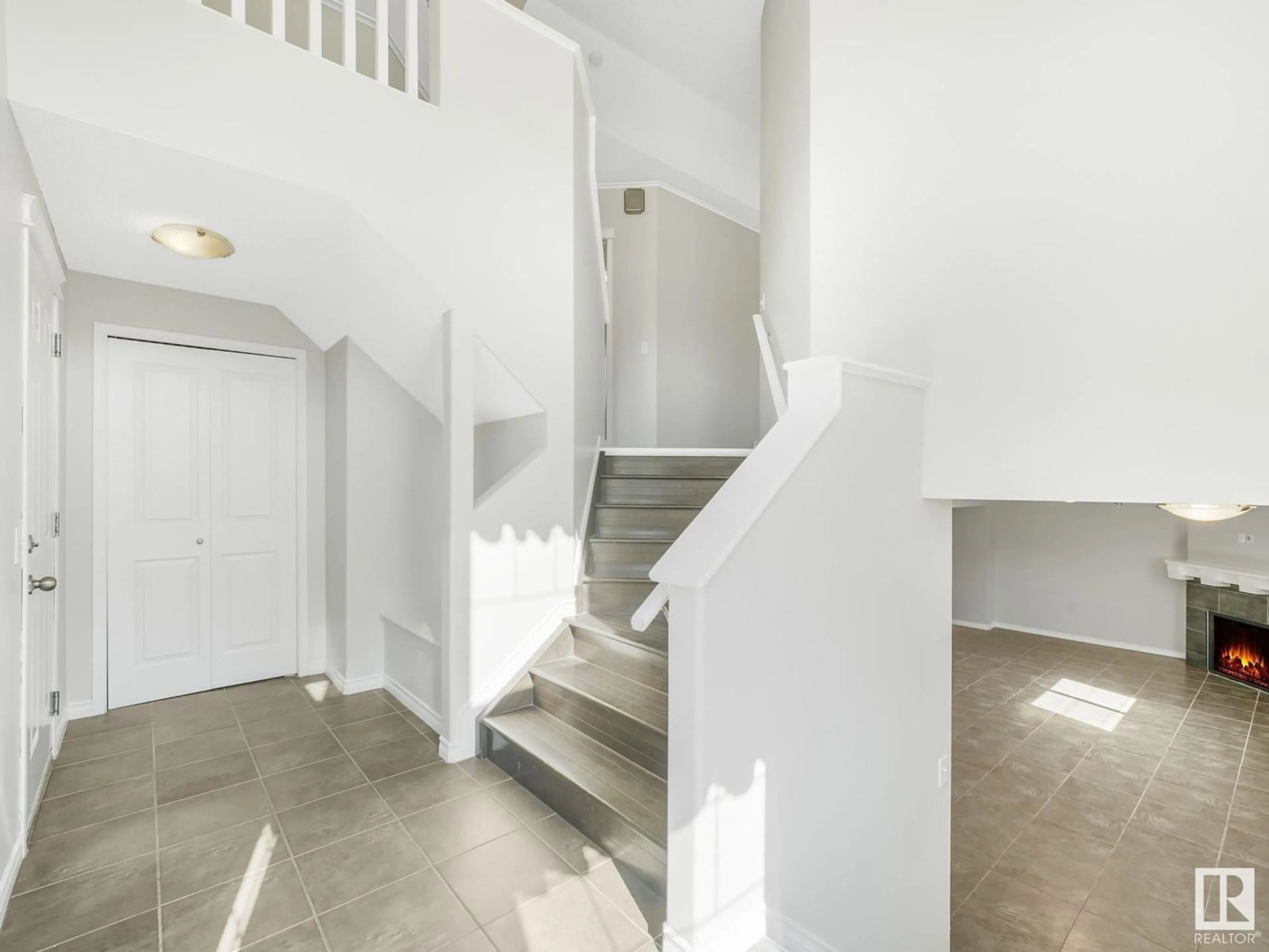 Indoor foyer for 7804 5 AV SW, Edmonton Alberta T6X0A1
