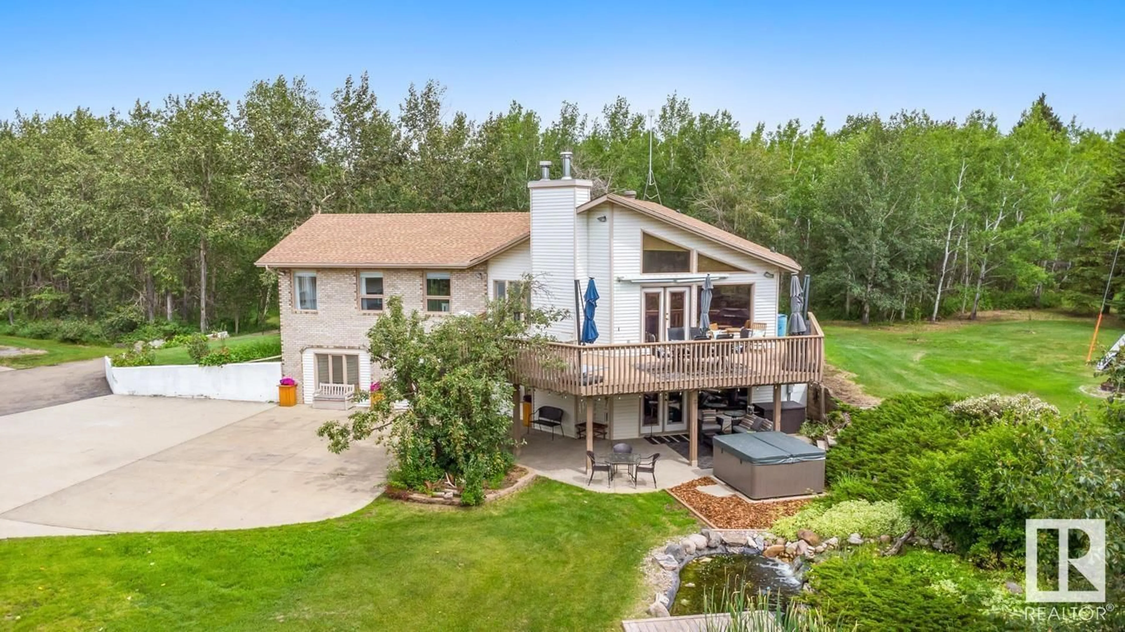 A pic from outside/outdoor area/front of a property/back of a property/a pic from drone, unknown for 52044 RGE ROAD 204, Rural Strathcona County Alberta T8G1G3