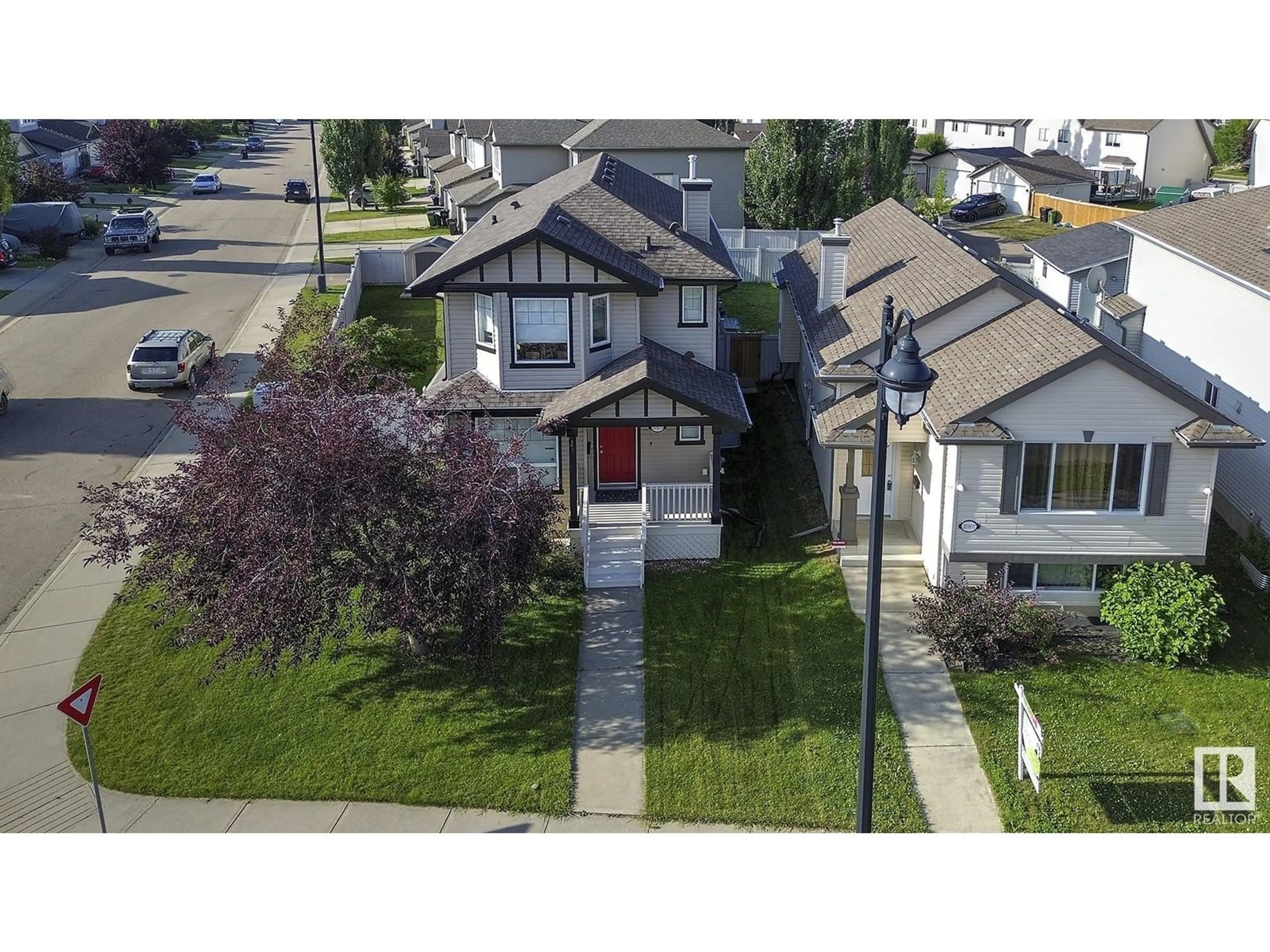 A pic from outside/outdoor area/front of a property/back of a property/a pic from drone, street for NW - 20103 58 AV, Edmonton Alberta T6M0B4