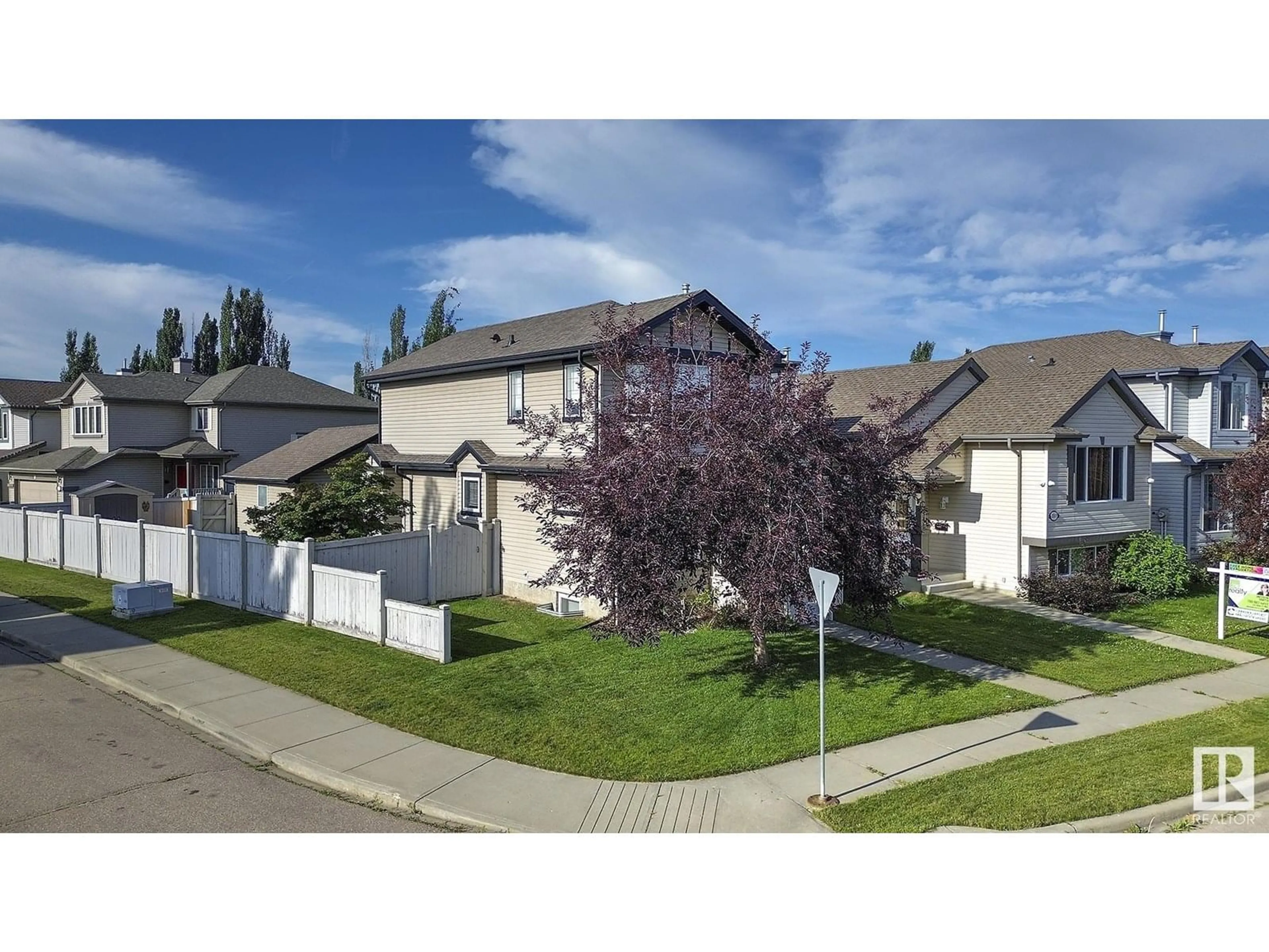 A pic from outside/outdoor area/front of a property/back of a property/a pic from drone, street for NW - 20103 58 AV, Edmonton Alberta T6M0B4