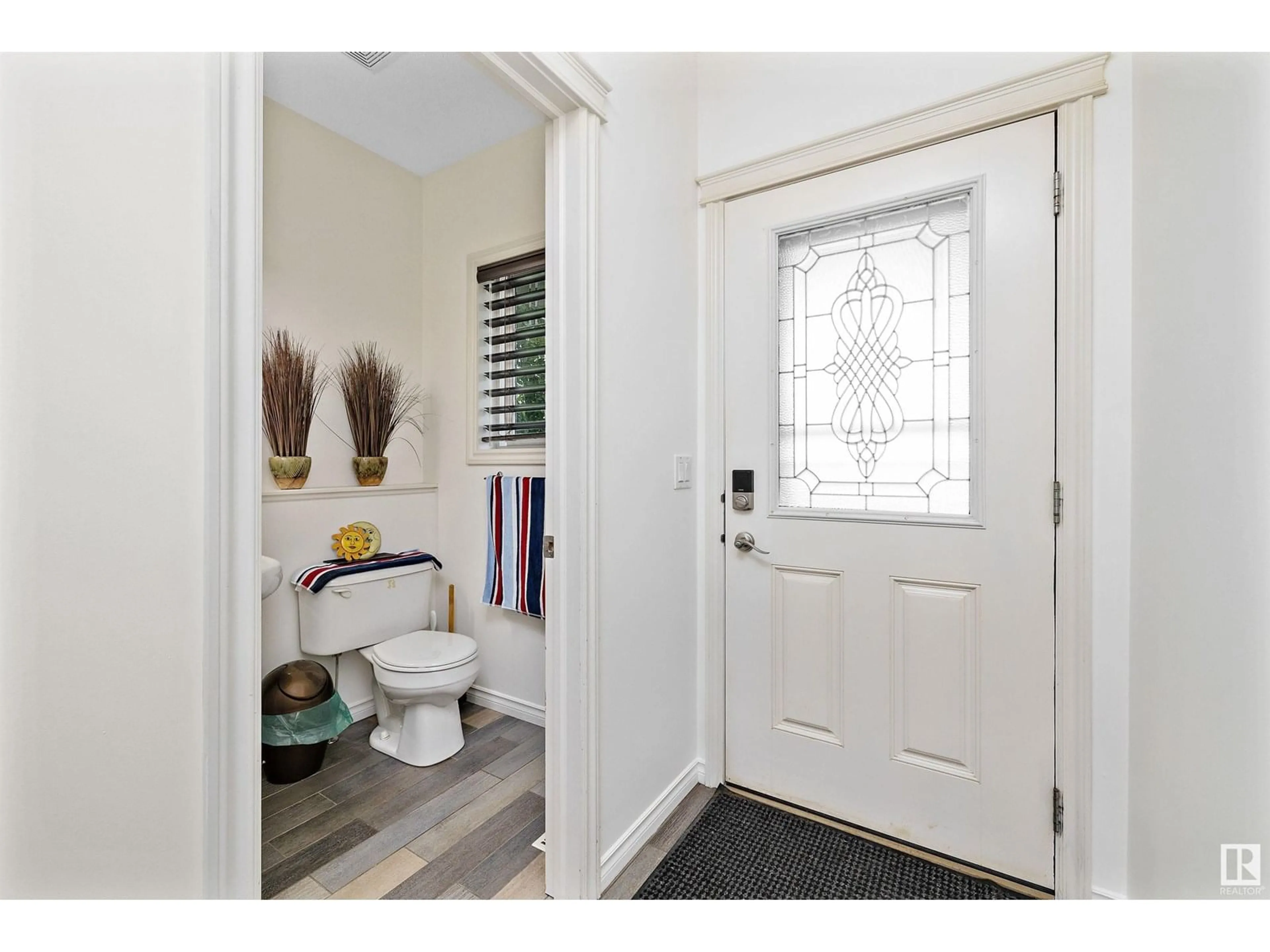 Indoor entryway for 21304 46 AV, Edmonton Alberta T6M0G9