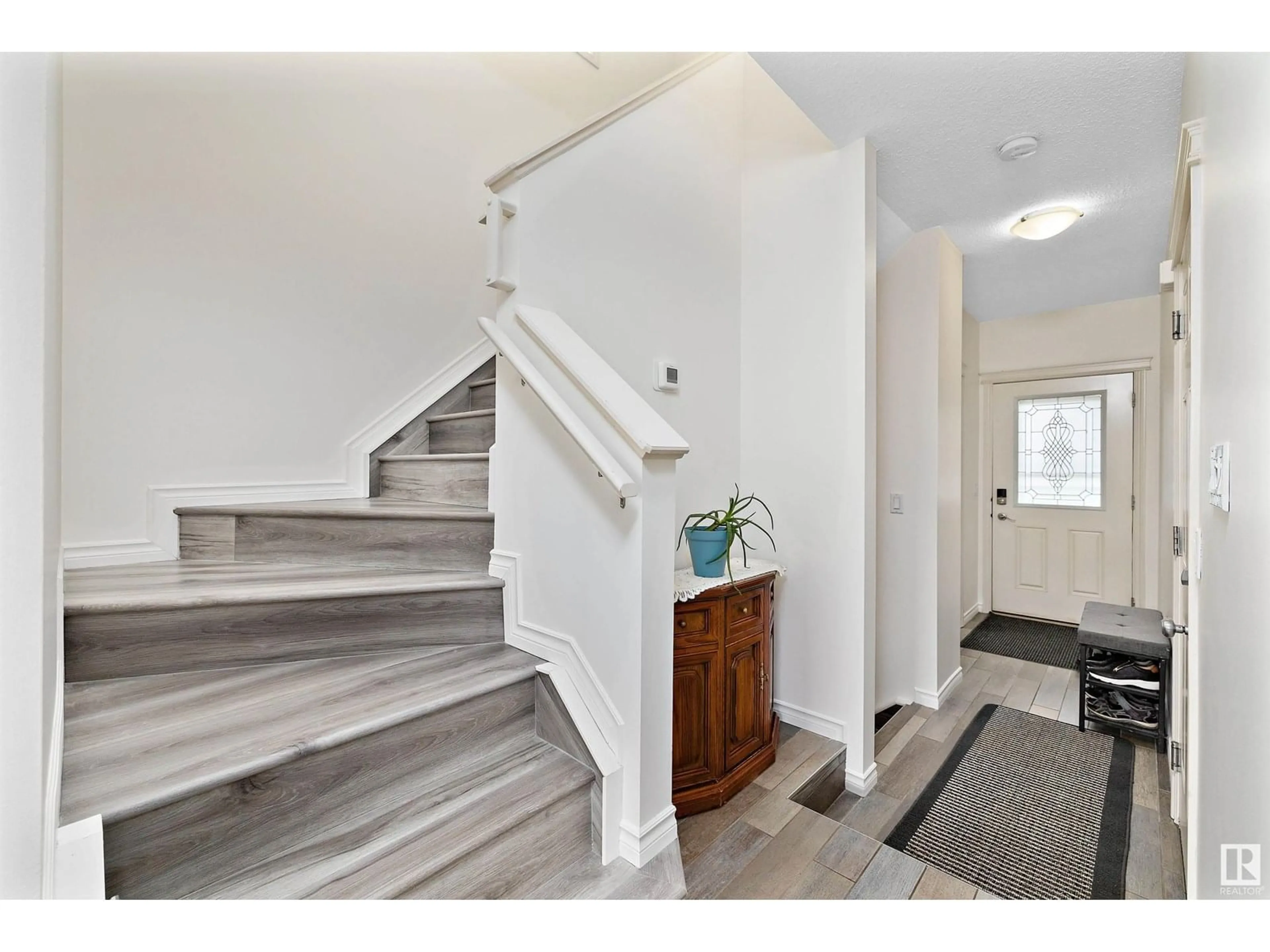 Indoor entryway for 21304 46 AV, Edmonton Alberta T6M0G9