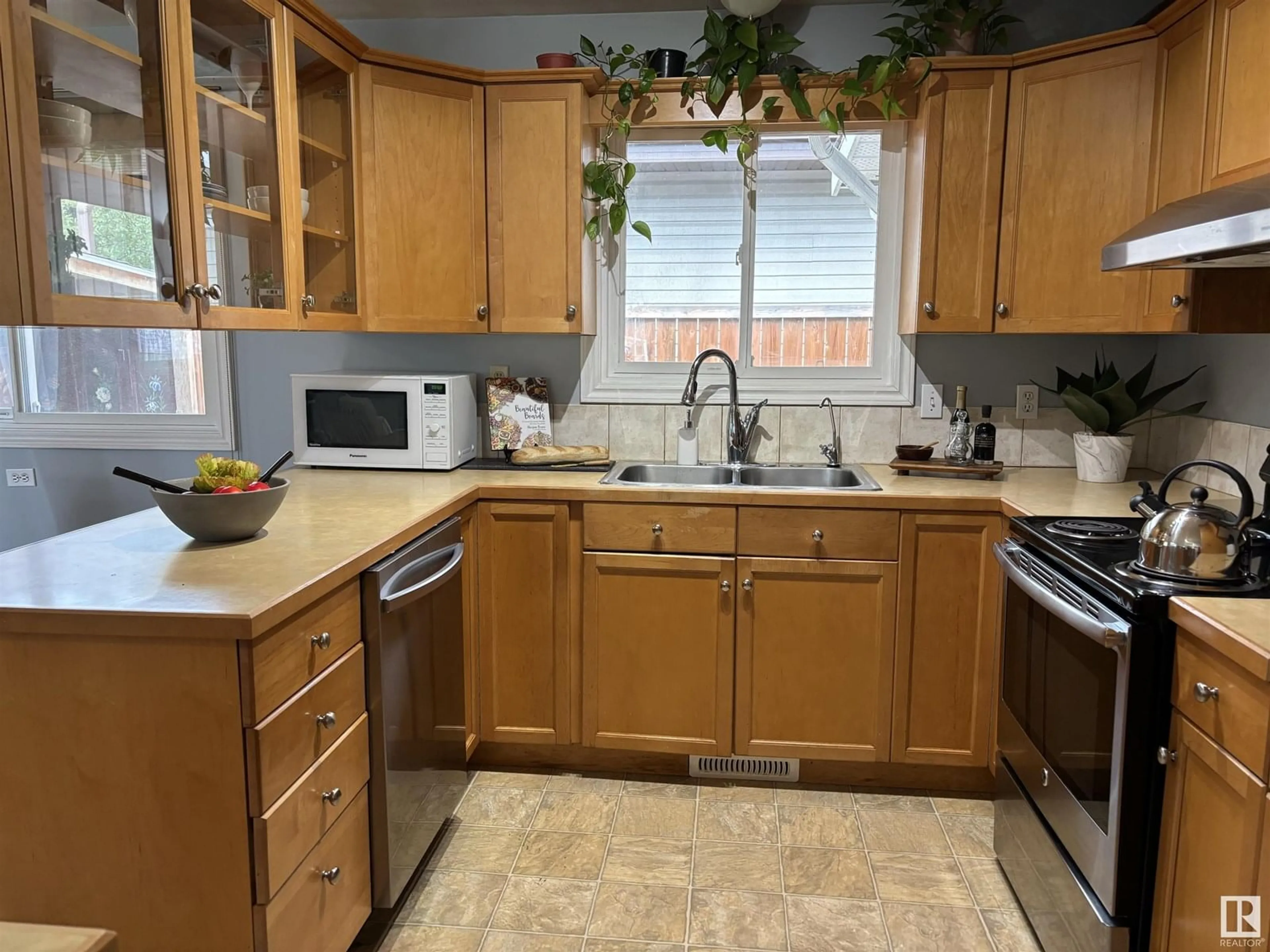 Standard kitchen, unknown for 15014 83 AV, Edmonton Alberta T5R3T2