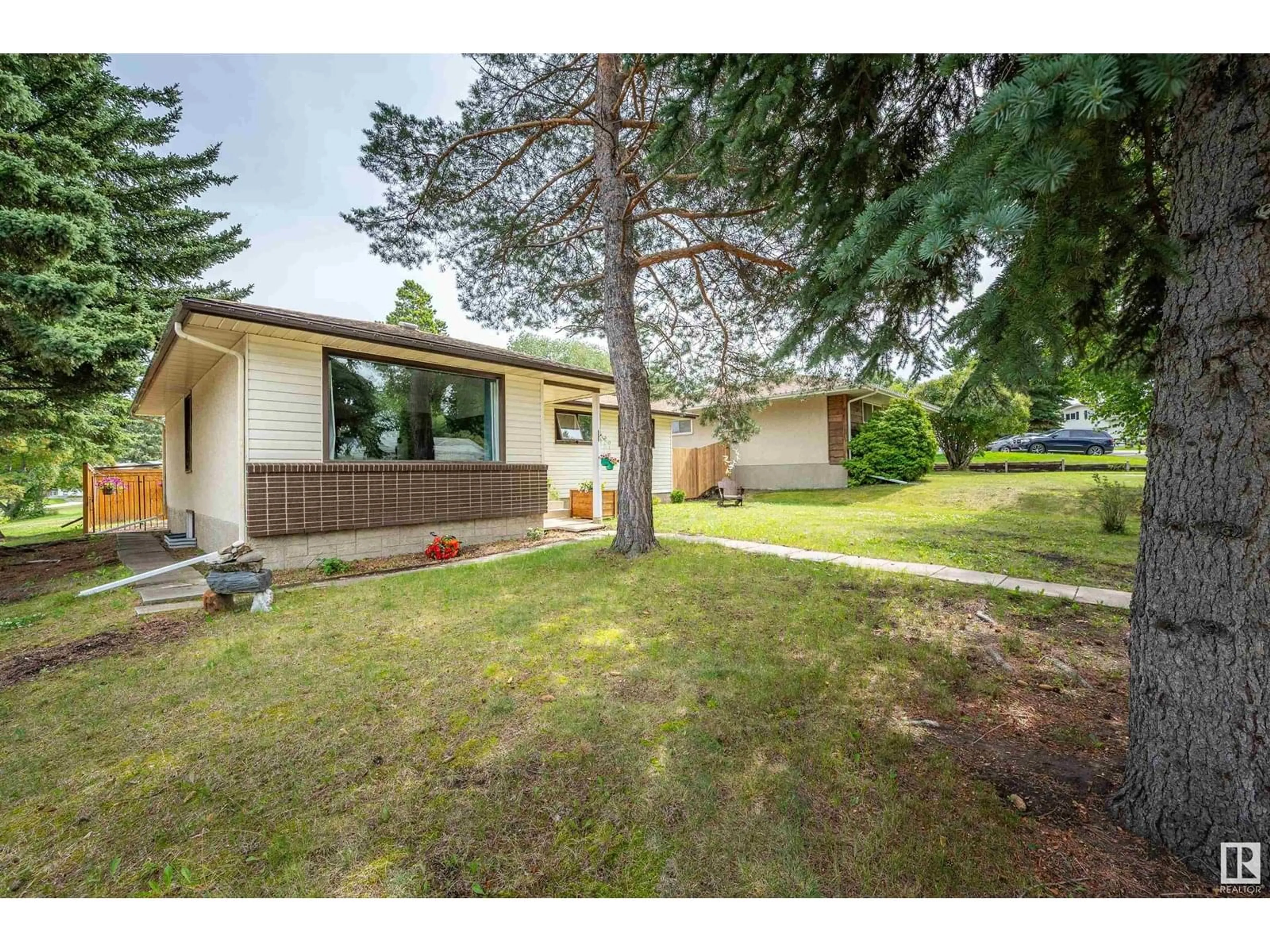 A pic from outside/outdoor area/front of a property/back of a property/a pic from drone, street for 1 MANOR DR, Sherwood Park Alberta T8A0S1