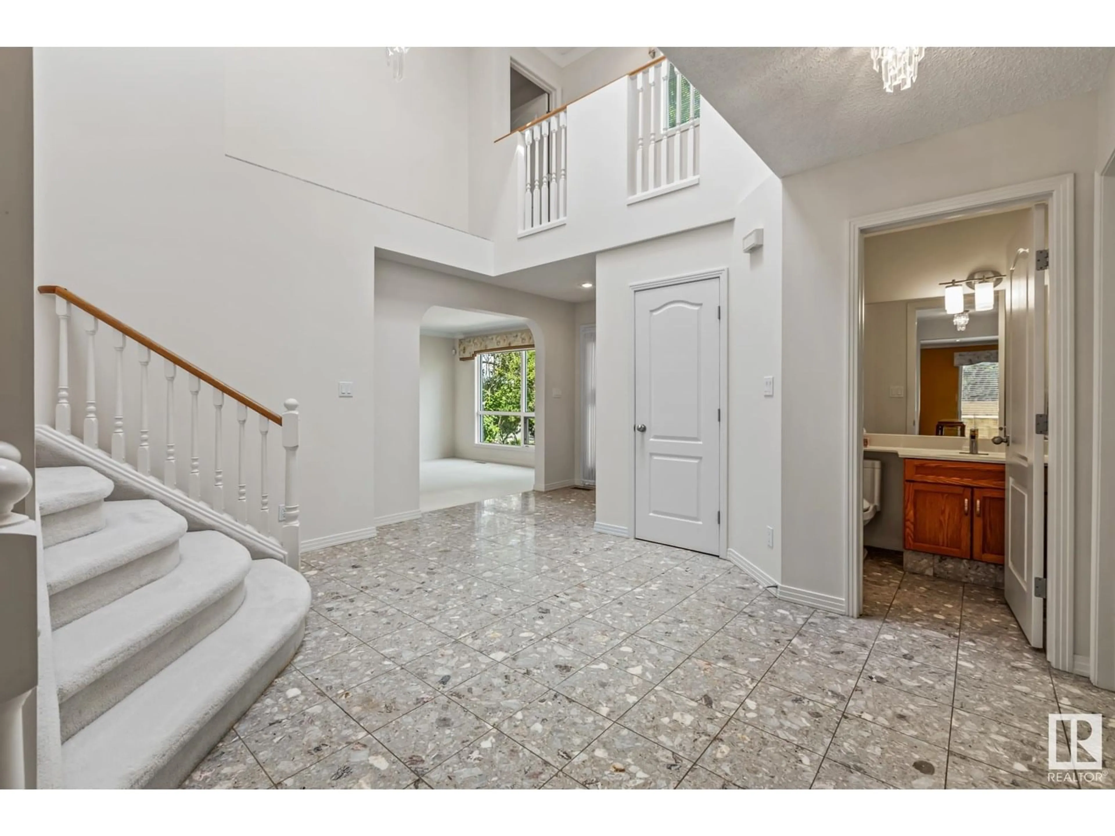 Indoor foyer for 322 BURTON RD, Edmonton Alberta T6R2G7