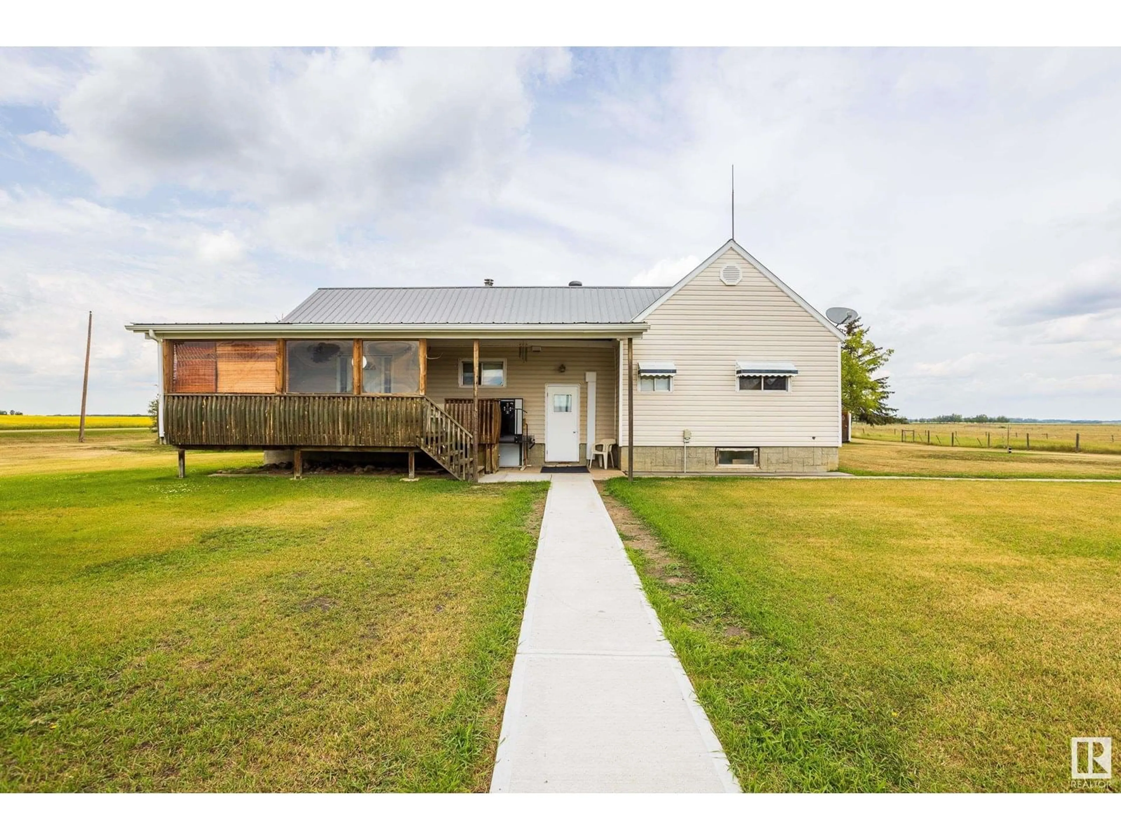 A pic from outside/outdoor area/front of a property/back of a property/a pic from drone, building for 545011 RANGE RD 155, Rural Two Hills County Alberta T9C1T6