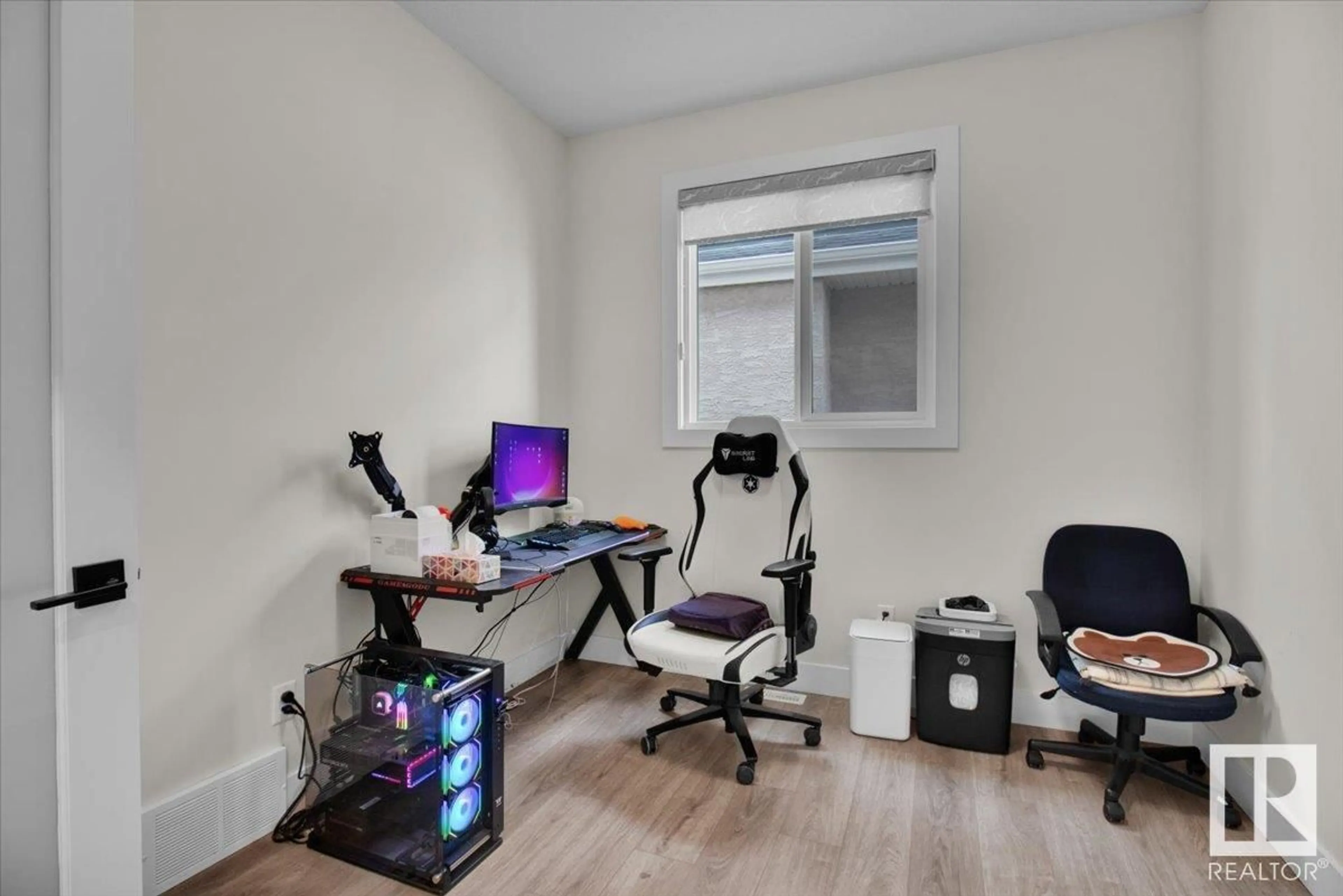 A pic of a room for 9327 181 AV, Edmonton Alberta T5Z0K2