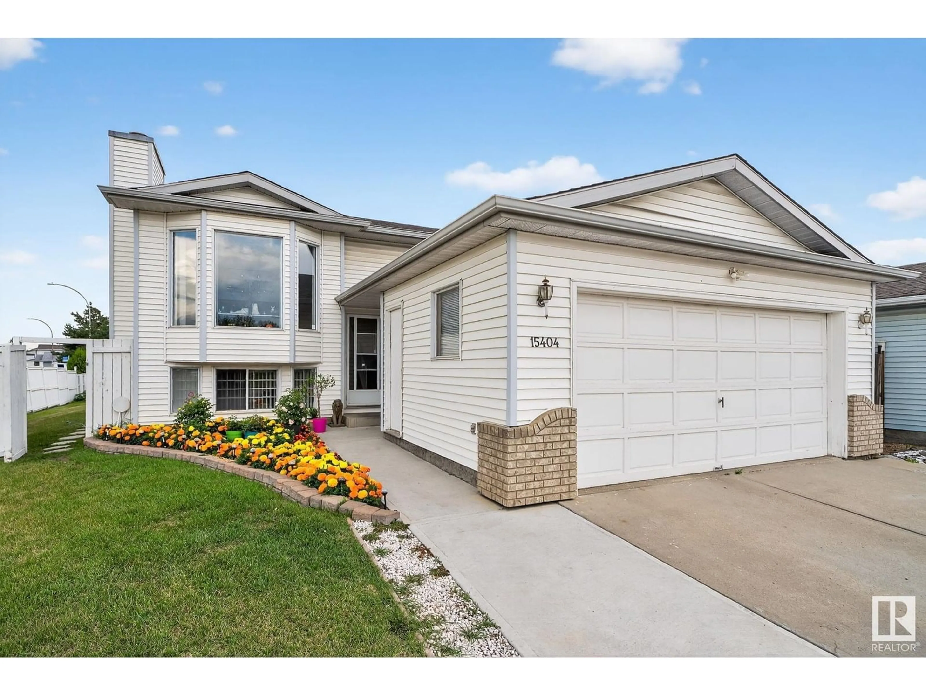 Home with vinyl exterior material, street for NW - 15404 73 ST, Edmonton Alberta T5Z2X9