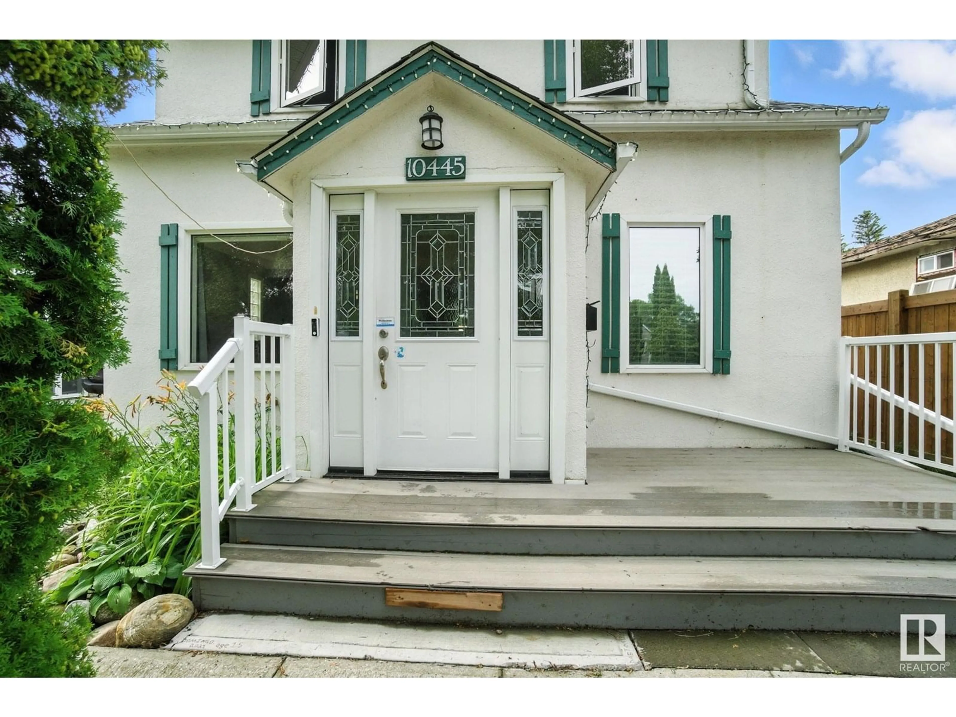 Indoor entryway for 10445 70 AV, Edmonton Alberta T6H2E7
