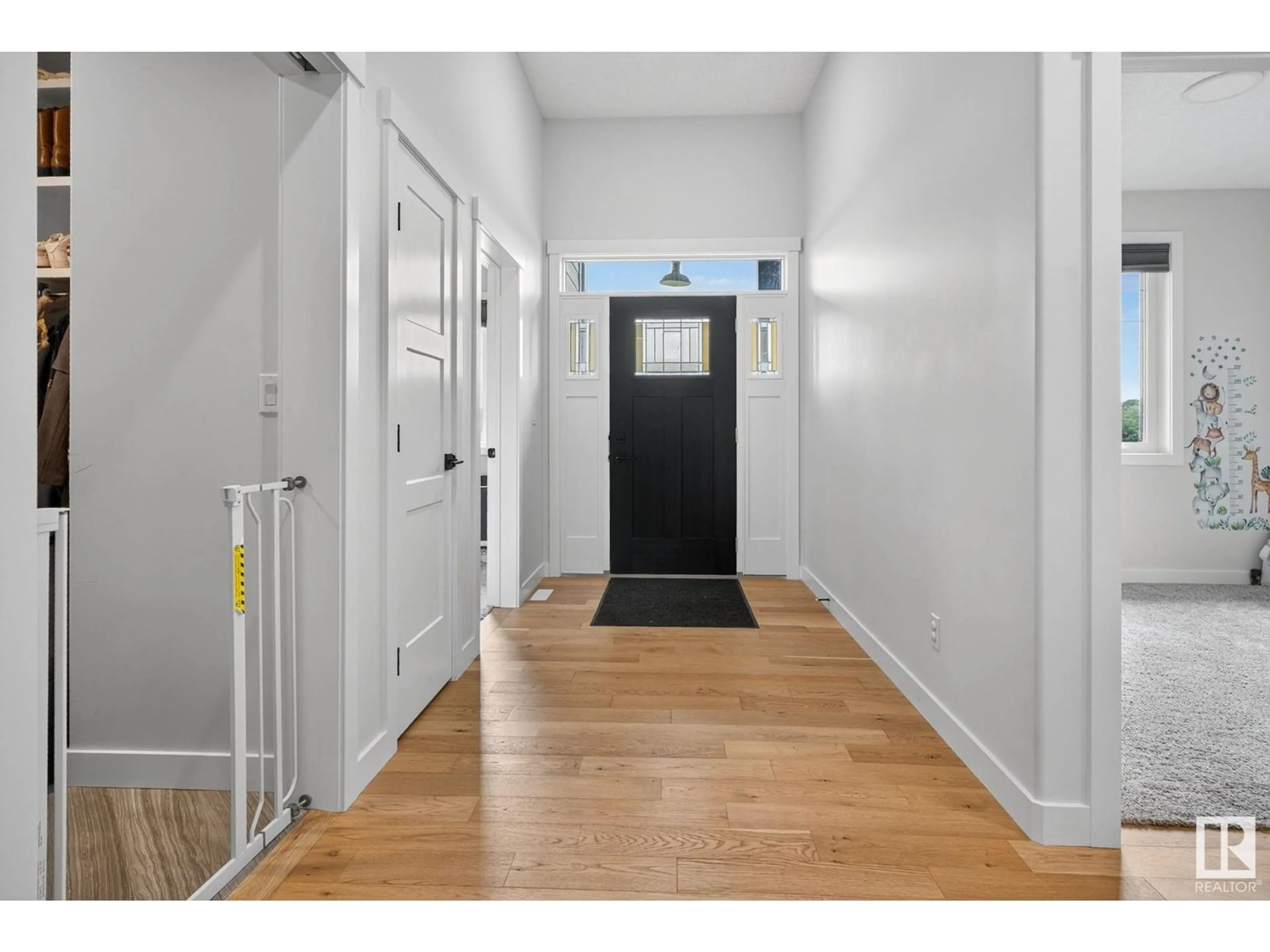 Indoor entryway for 2027 JUNIPER LN, Rural Parkland County Alberta T7Z0G8