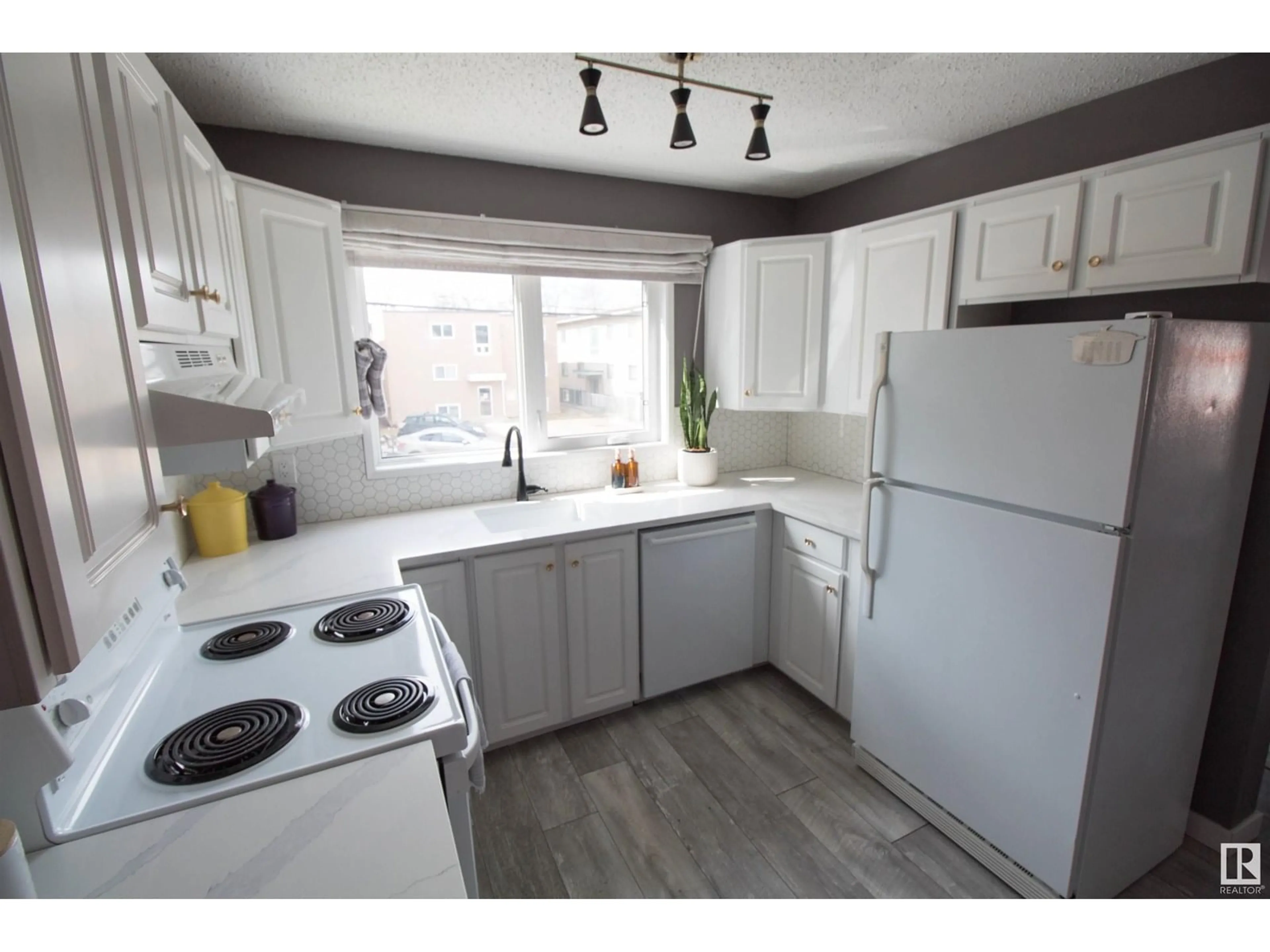 Standard kitchen, wood/laminate floor for 38 - 10208 113 ST, Edmonton Alberta T5K1P4