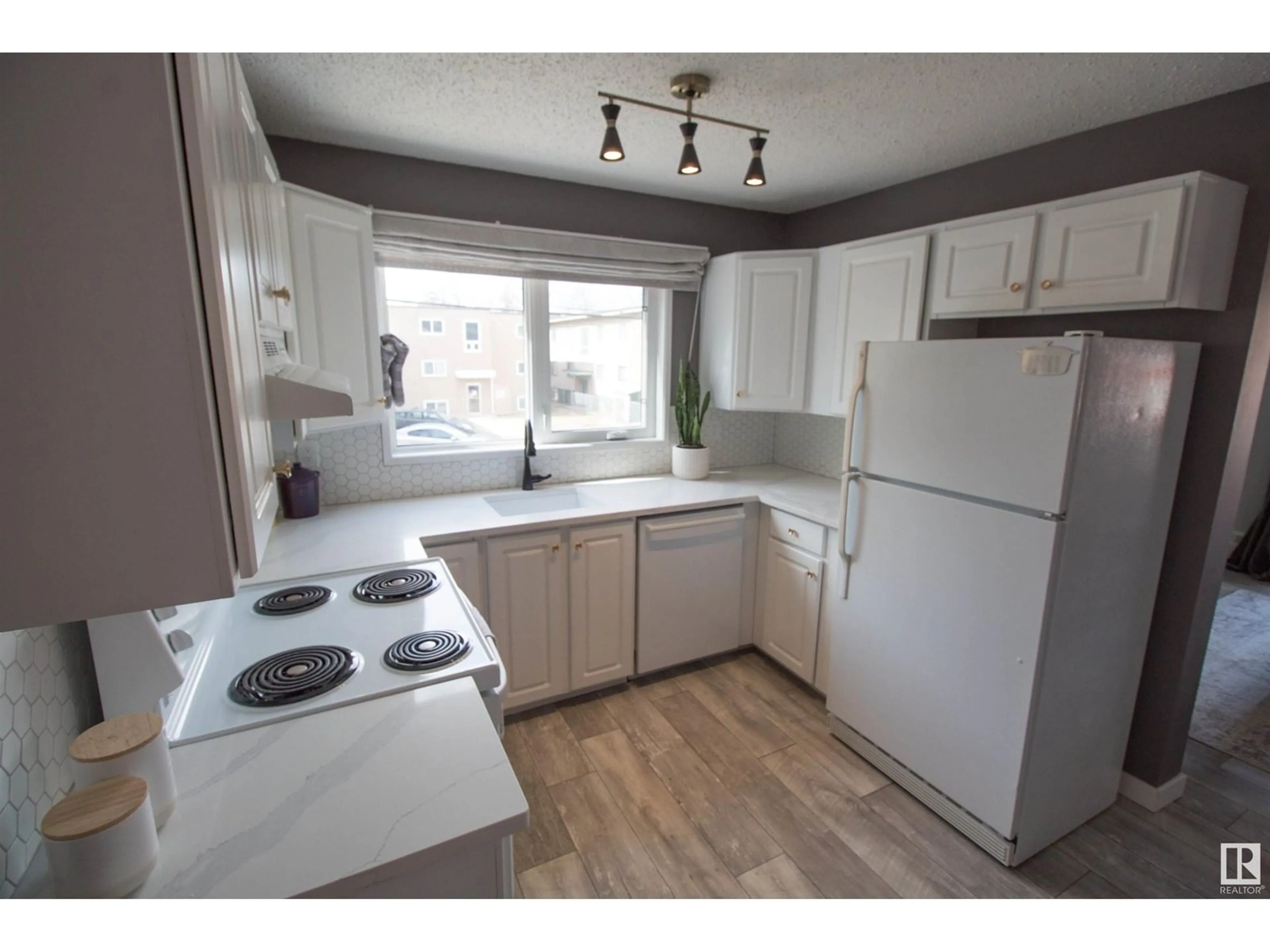 Standard kitchen, wood/laminate floor for 38 - 10208 113 ST, Edmonton Alberta T5K1P4