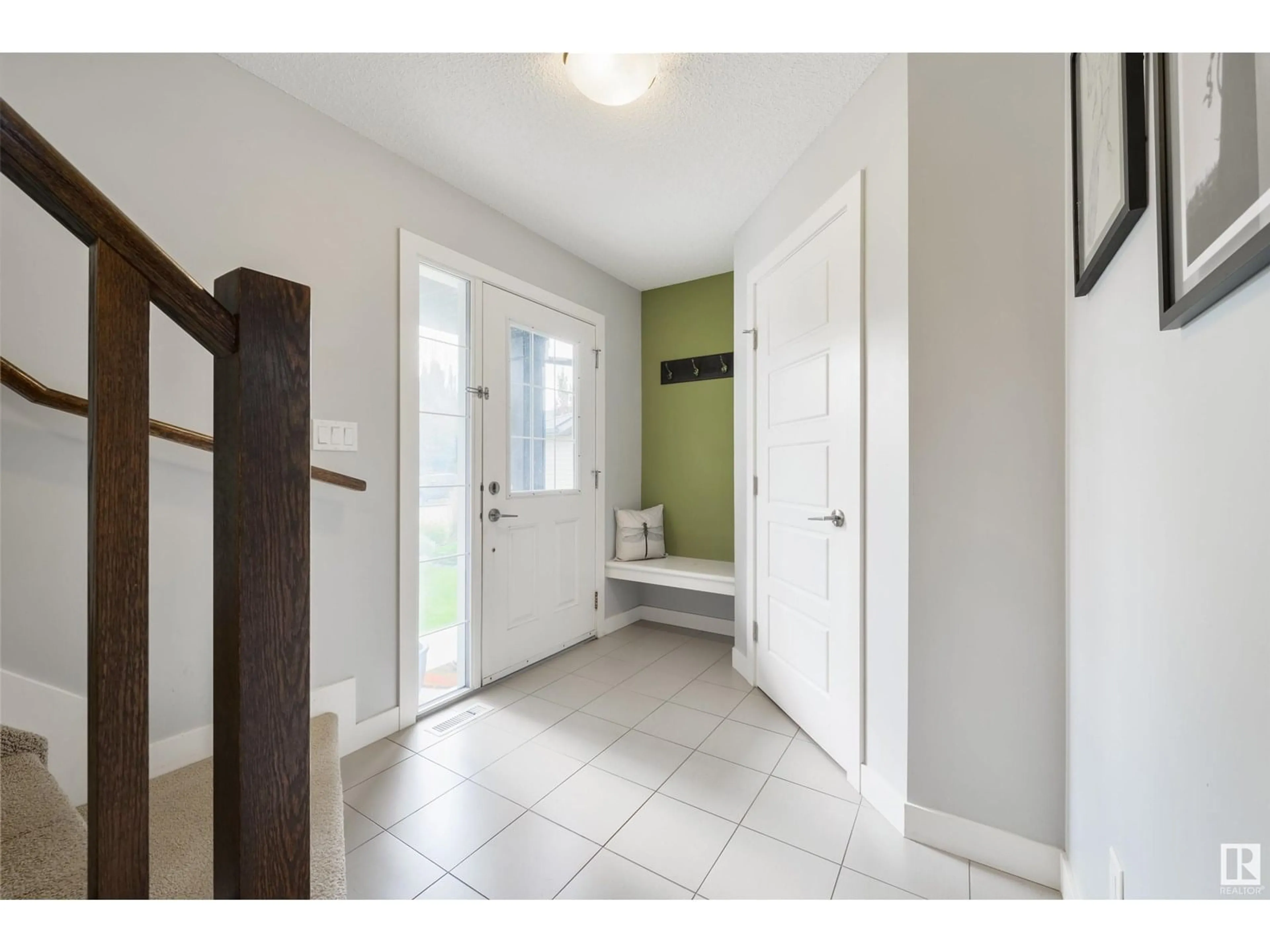 Indoor entryway for 120 RUE MADELENE, Beaumont Alberta T4X0E8