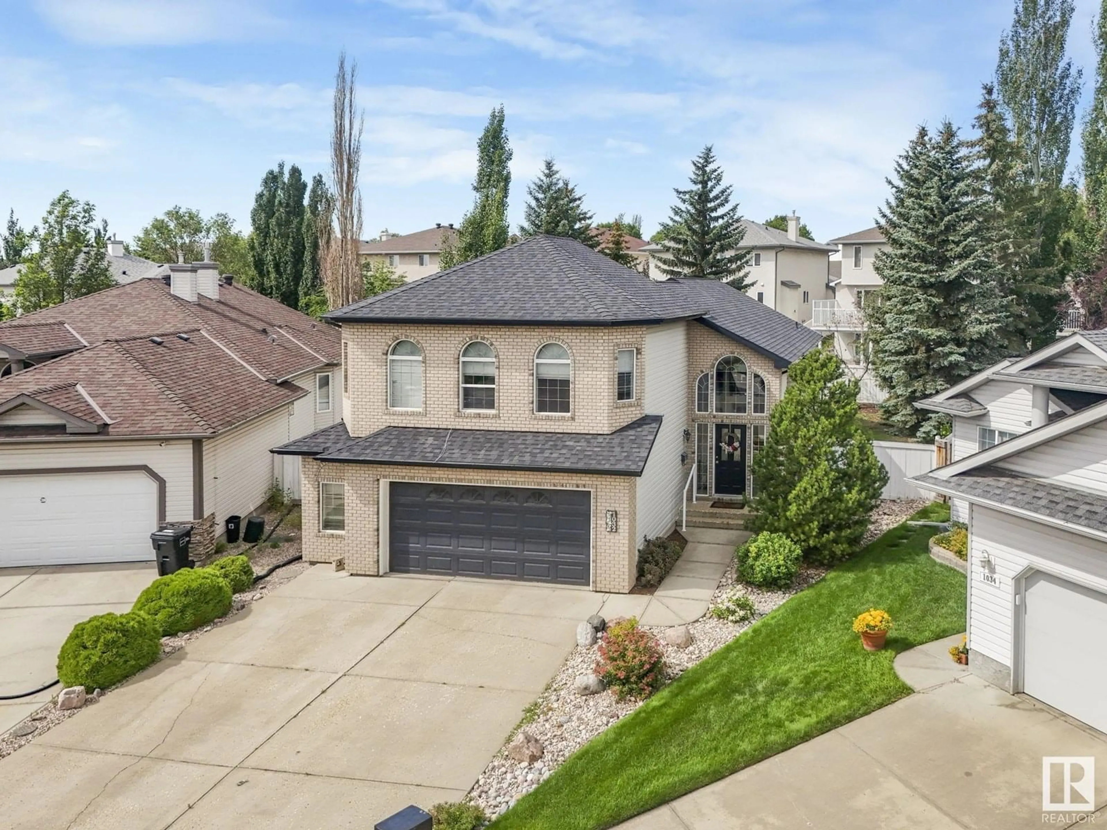 A pic from outside/outdoor area/front of a property/back of a property/a pic from drone, street for 1032 ORMSBY CR, Edmonton Alberta T5T6H5