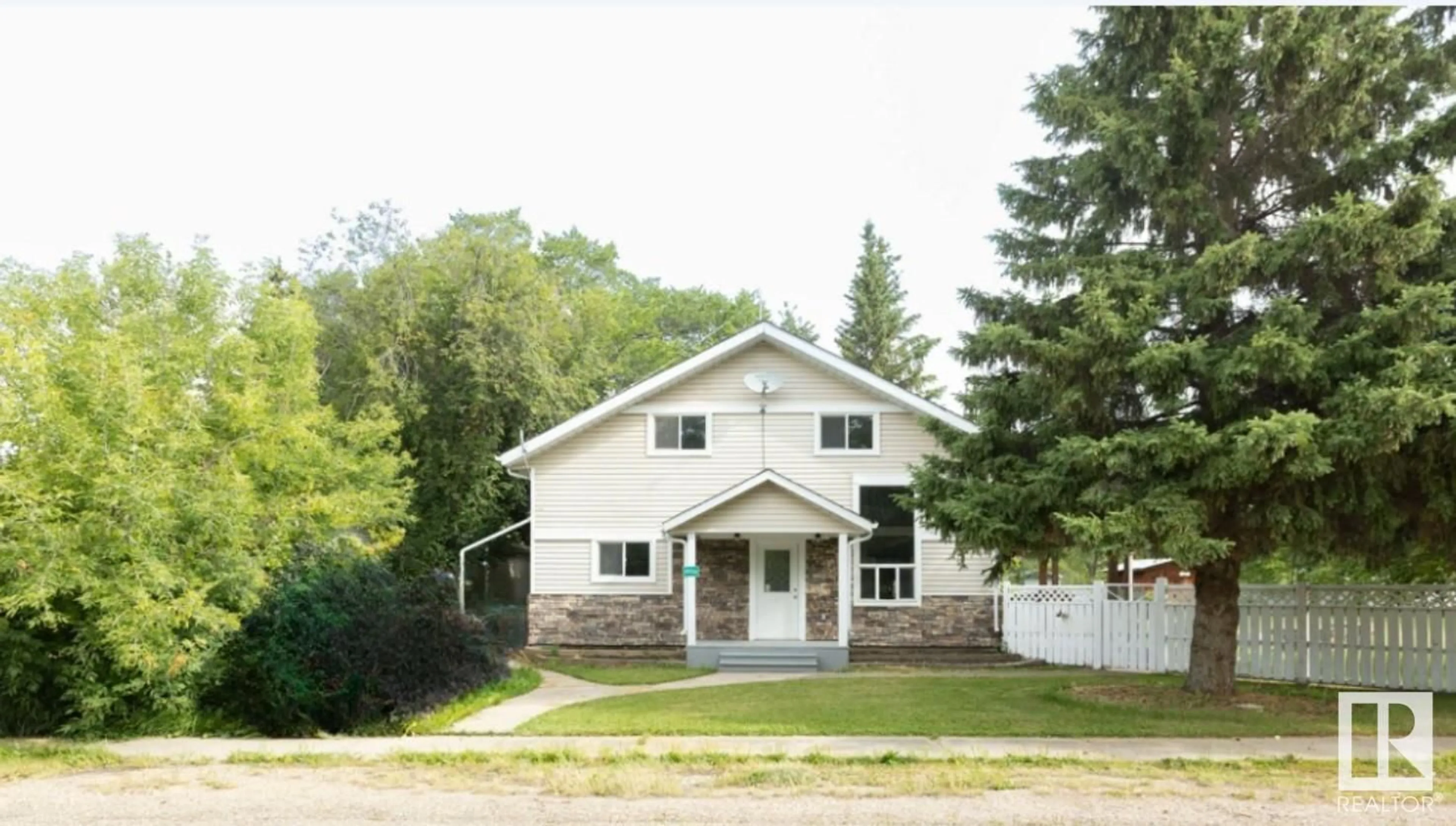 Home with vinyl exterior material, building for 4906 51 AV, Pibroch Alberta T7P2P5