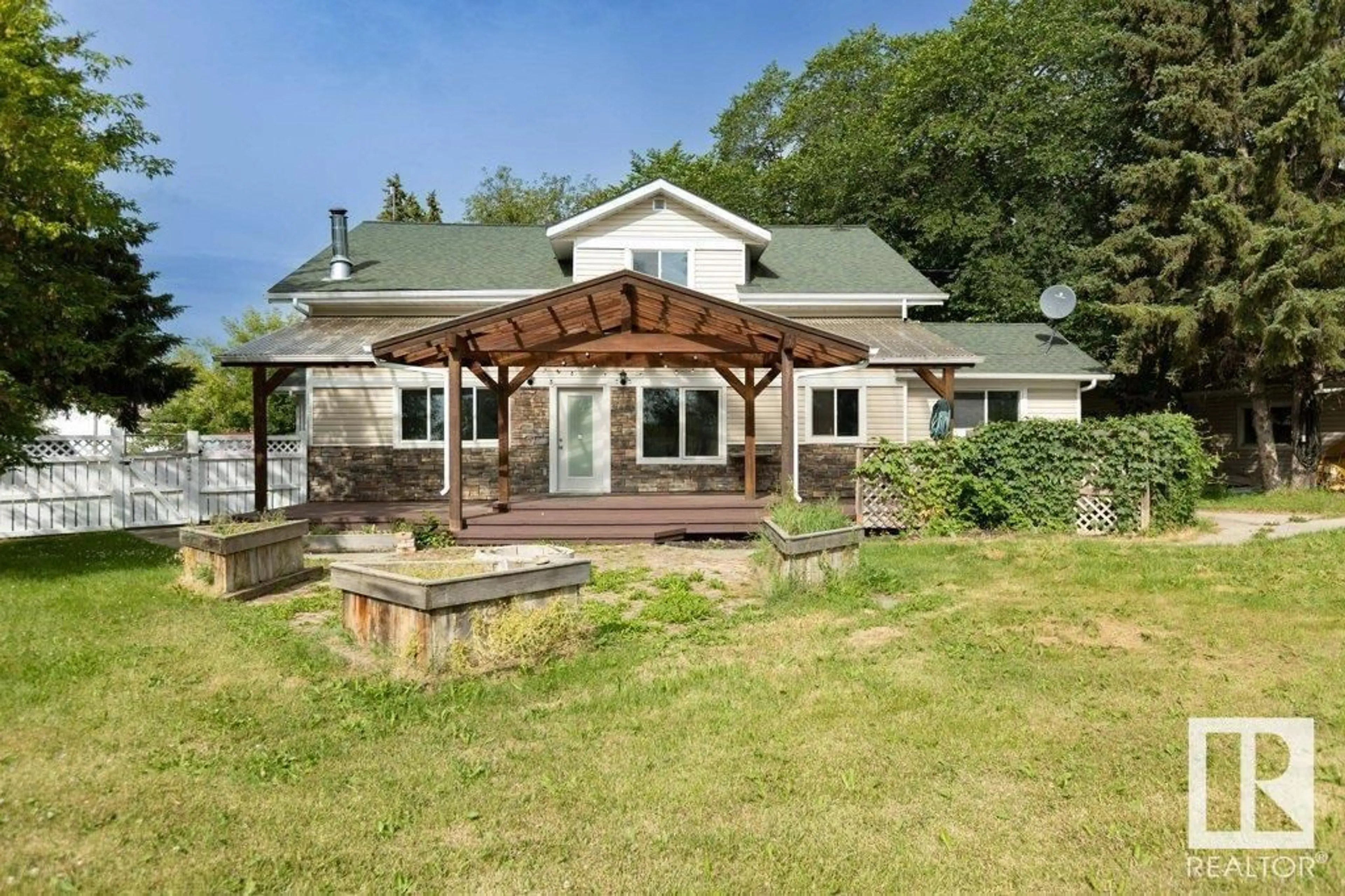 A pic from outside/outdoor area/front of a property/back of a property/a pic from drone, unknown for 4906 51 AV, Pibroch Alberta T7P2P5