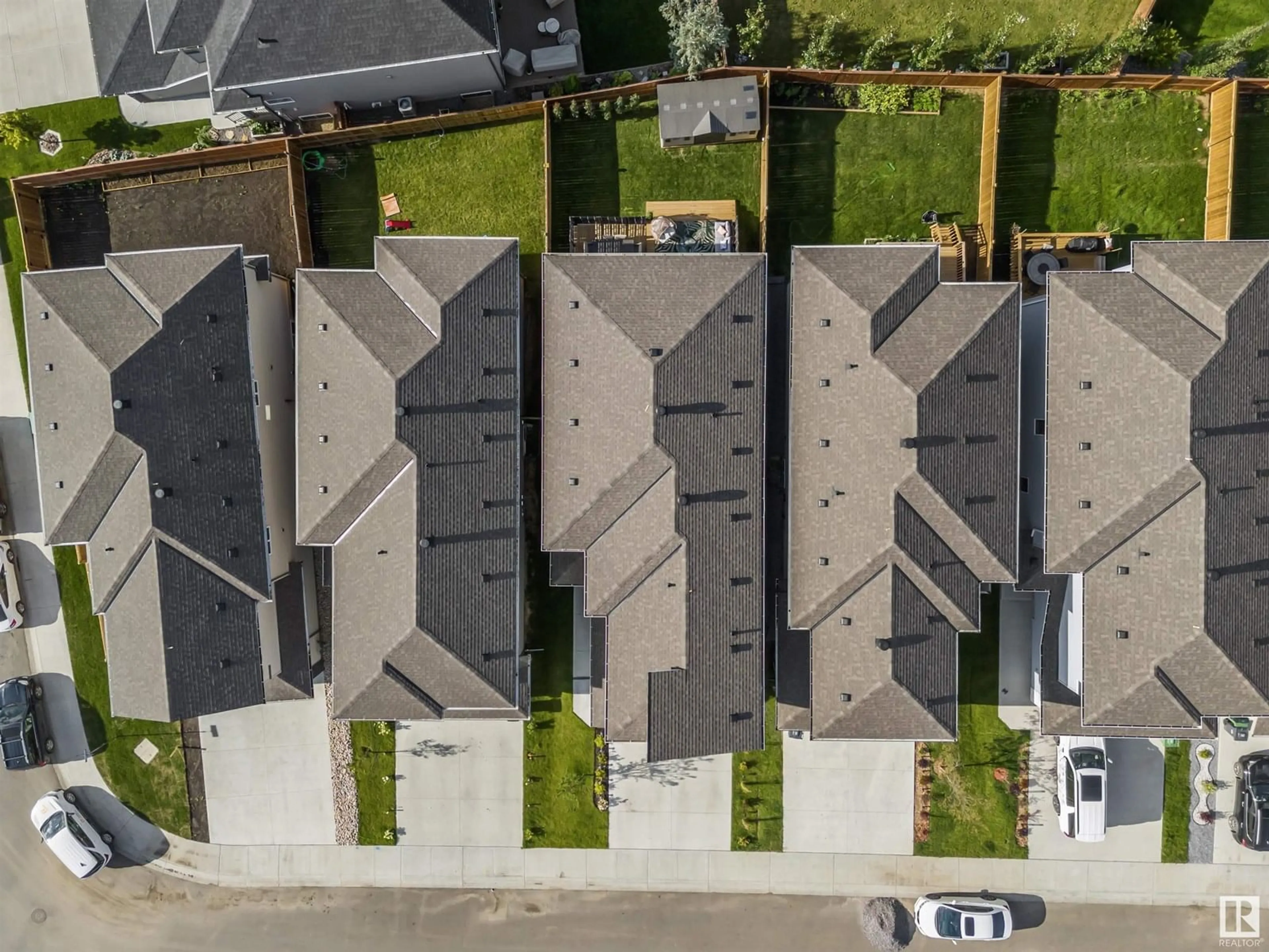 A pic from outside/outdoor area/front of a property/back of a property/a pic from drone, street for 447 ROBERTS CR, Leduc Alberta T9E1N4