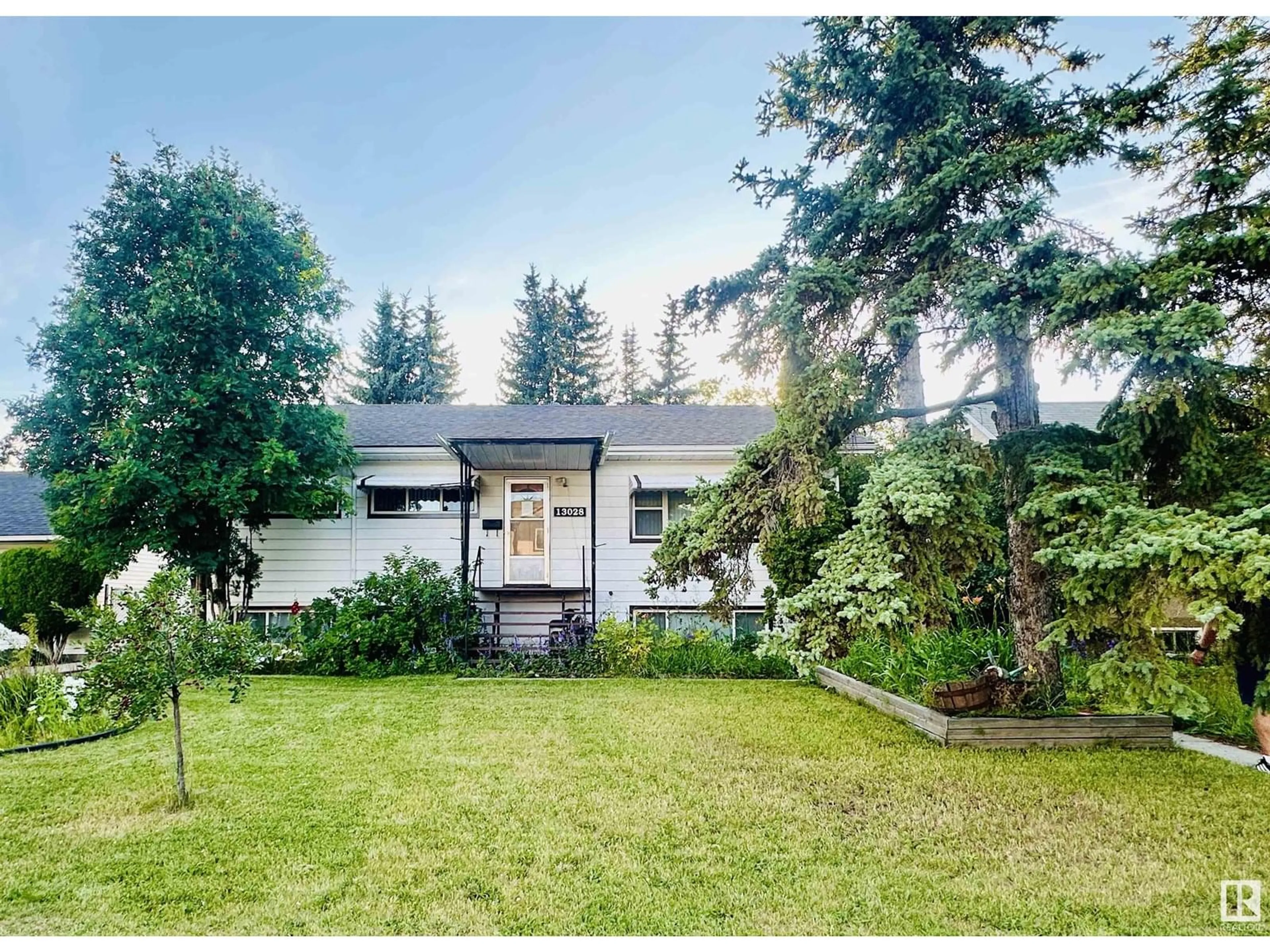 A pic from outside/outdoor area/front of a property/back of a property/a pic from drone, unknown for 13028 133 ST NW, Edmonton Alberta T5L1T1