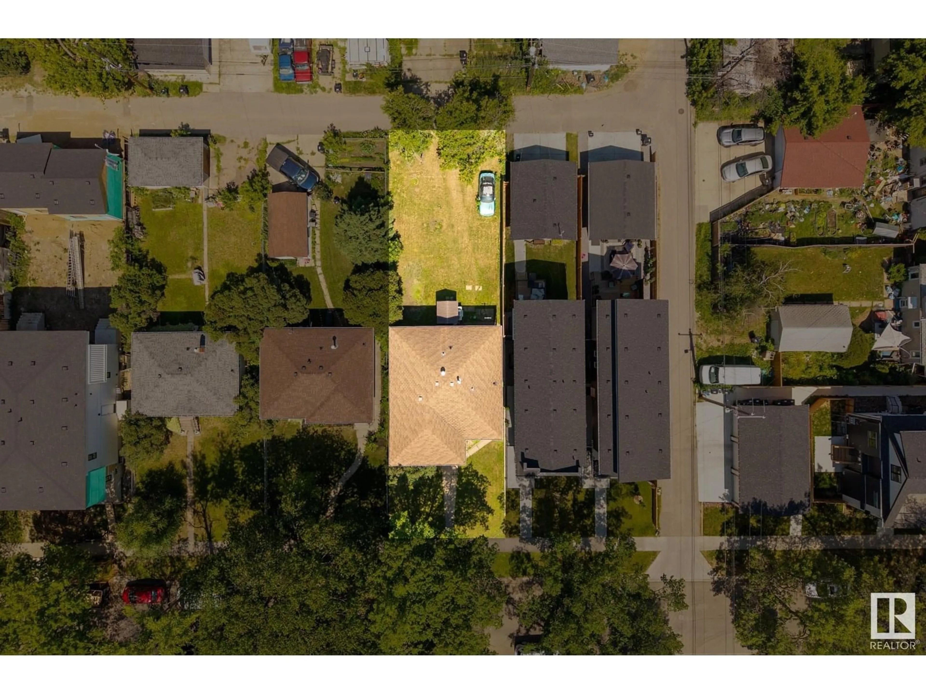 A pic from outside/outdoor area/front of a property/back of a property/a pic from drone, street for 7528 80 AV, Edmonton Alberta T6C0S4