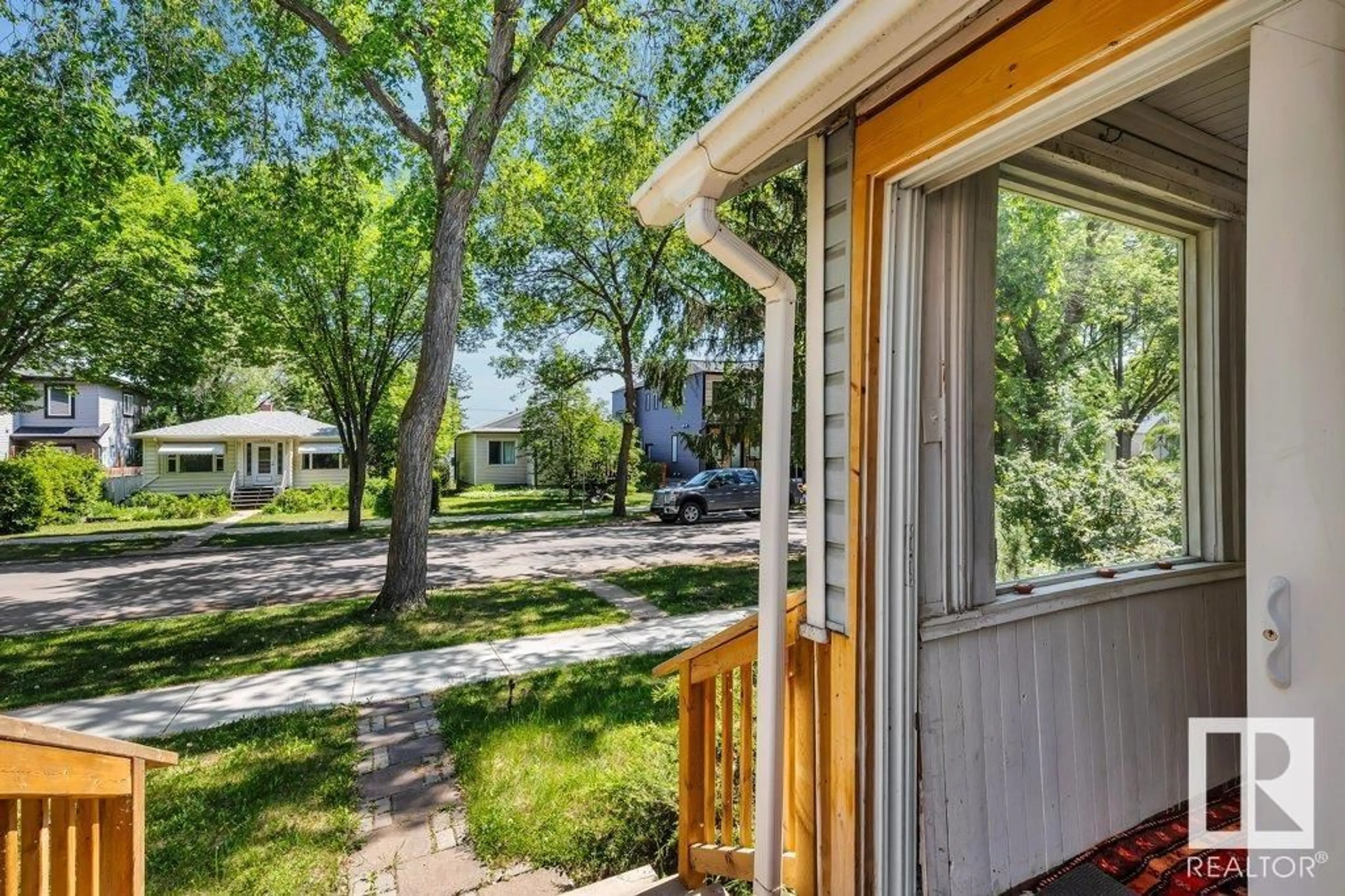 Patio, street for NW - 11512 122 ST, Edmonton Alberta T5M0C1