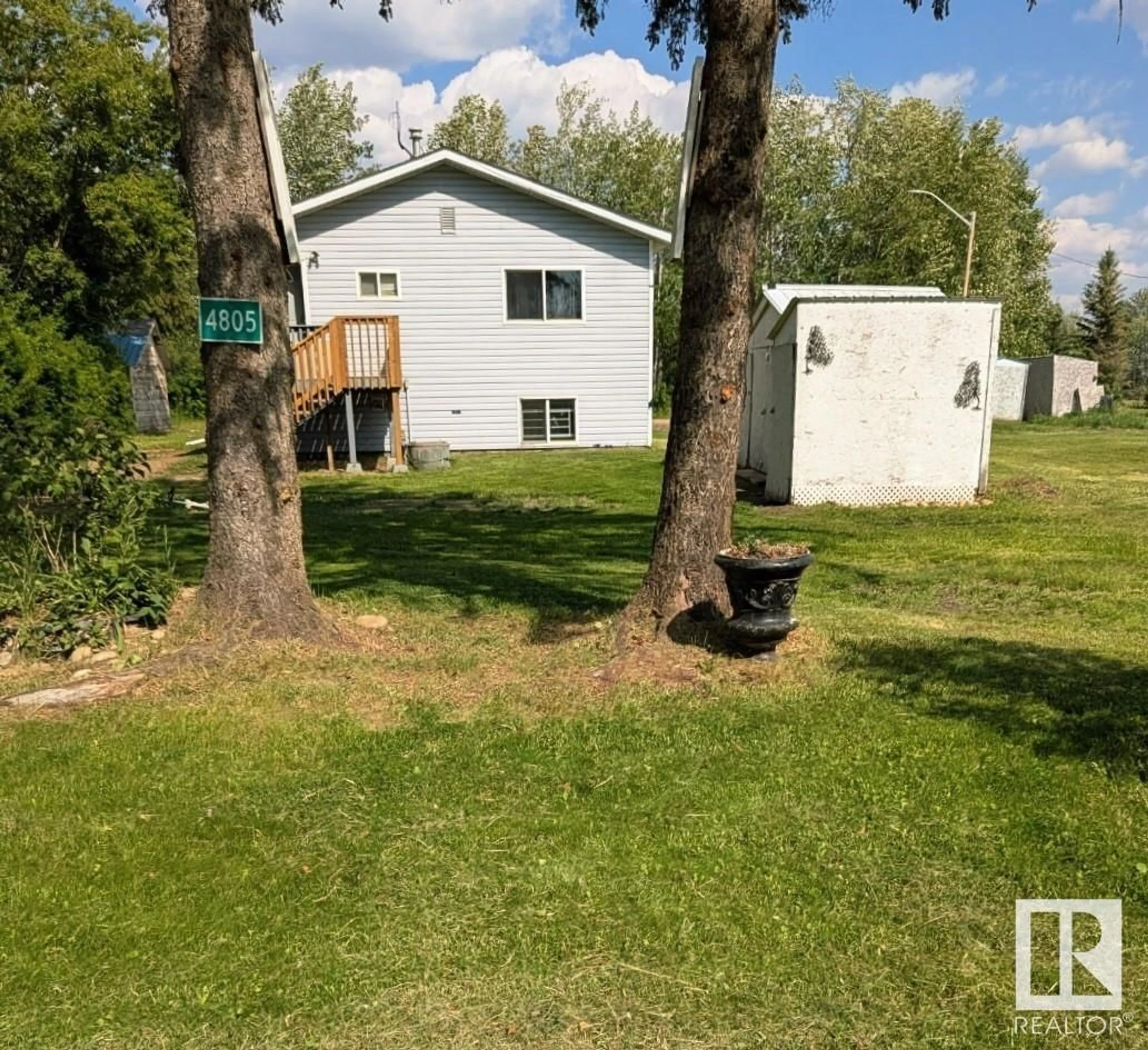A pic from outside/outdoor area/front of a property/back of a property/a pic from drone, unknown for 4805 50 ST, Pibroch Alberta T7P2P6