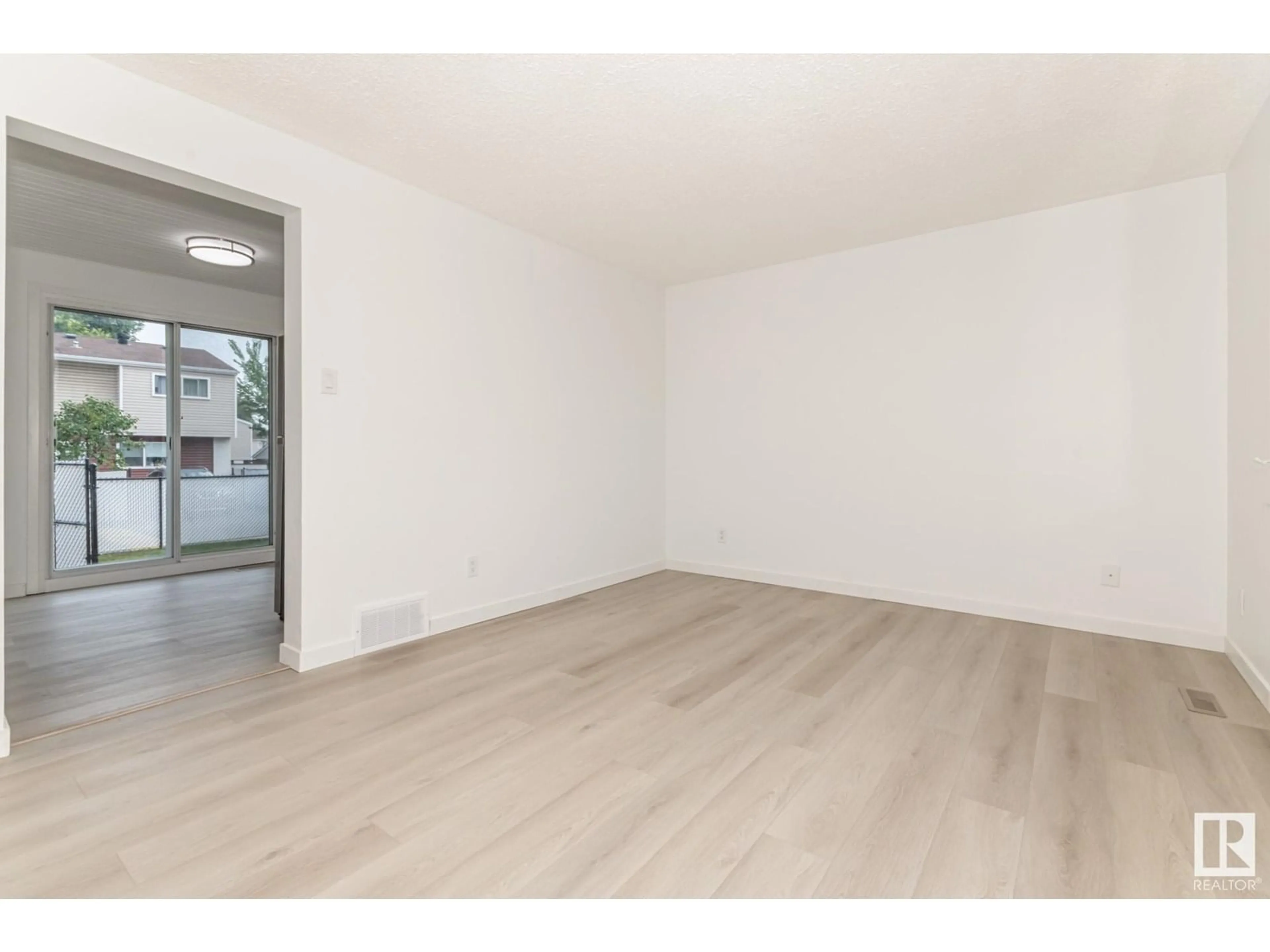 A pic of a room for 344 HERMITAGE RD, Edmonton Alberta T5A2S3
