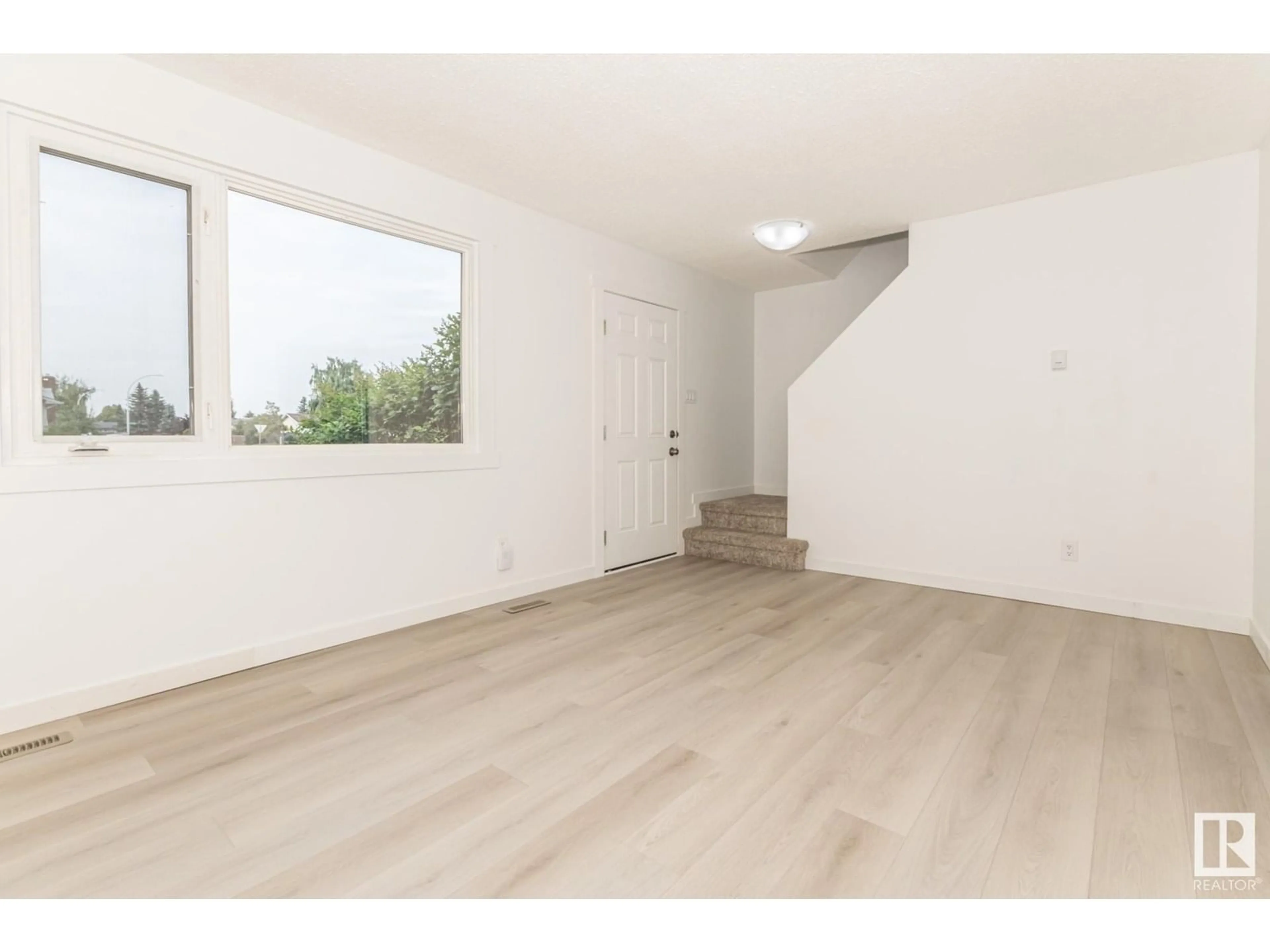 A pic of a room for 344 HERMITAGE RD, Edmonton Alberta T5A2S3
