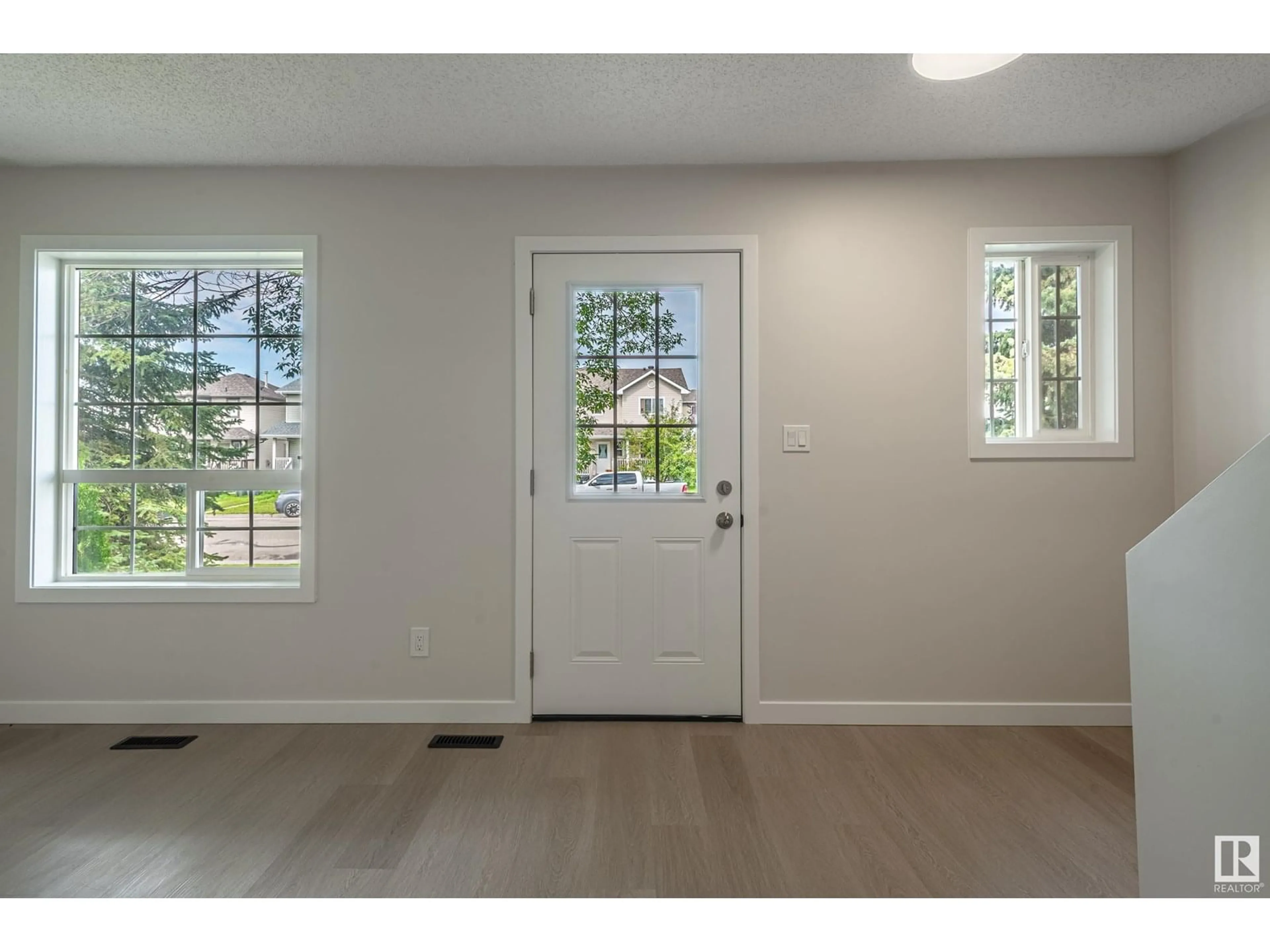 Indoor entryway for 90B ERIE ST, Devon Alberta T9G1S7
