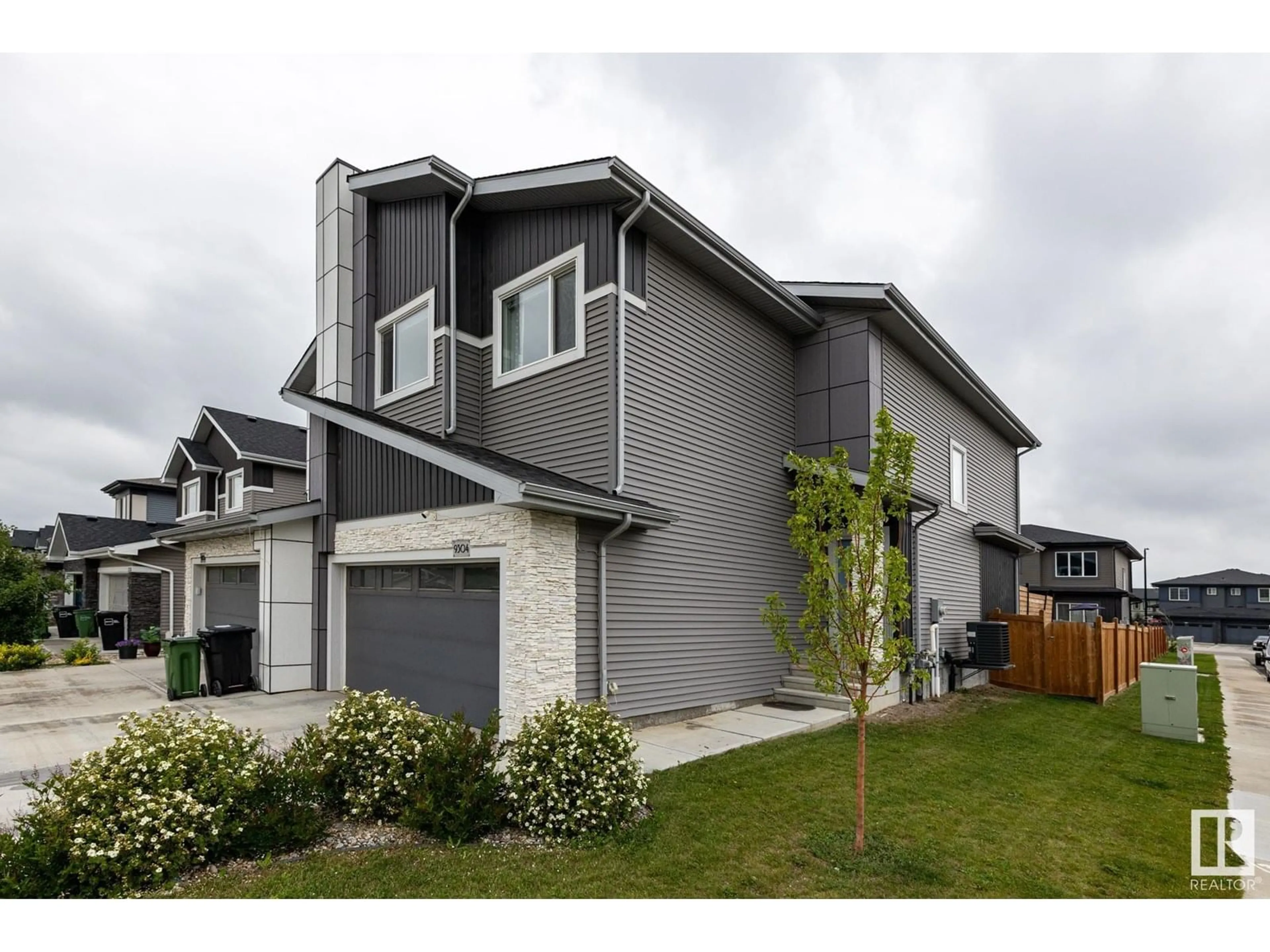 Home with vinyl exterior material, street for 9304 PEAR LI SW, Edmonton Alberta T6X2V9