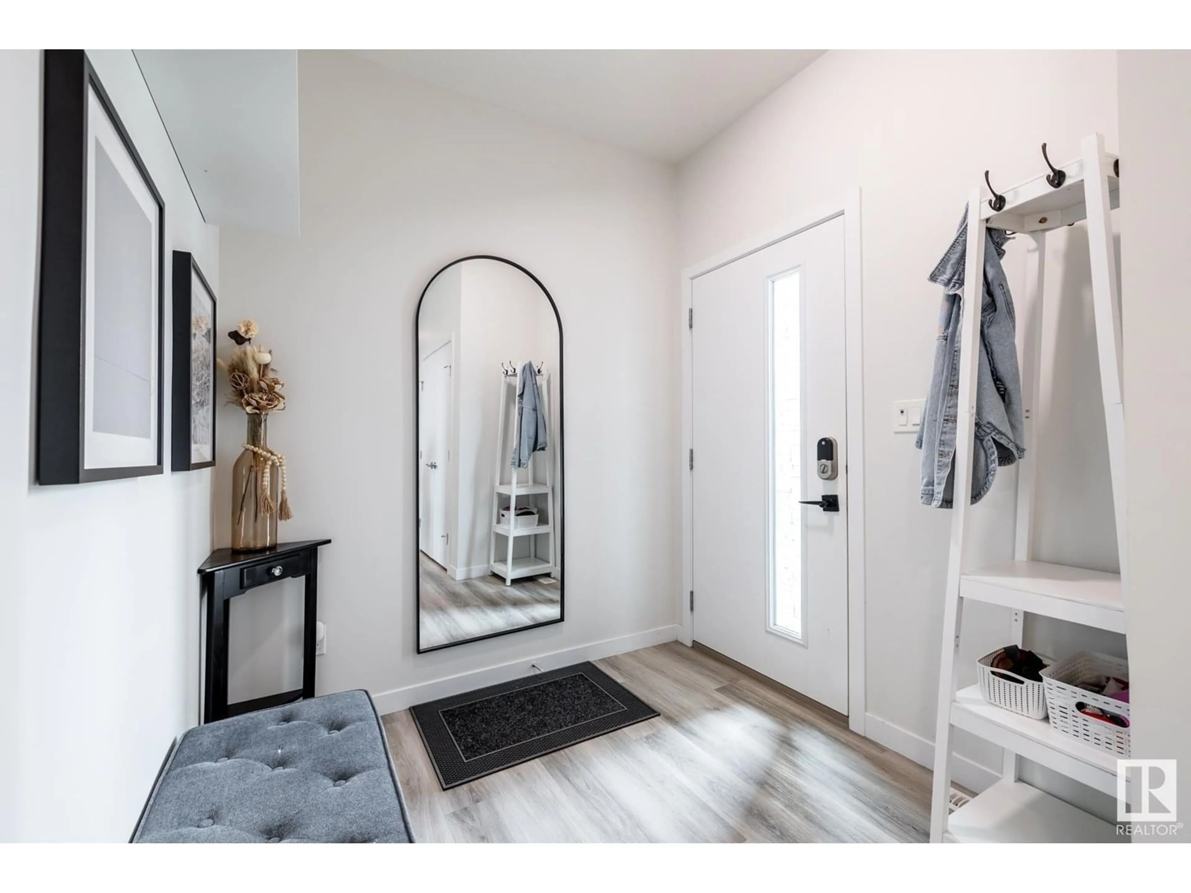 Indoor entryway for 9304 PEAR LI SW, Edmonton Alberta T6X2V9