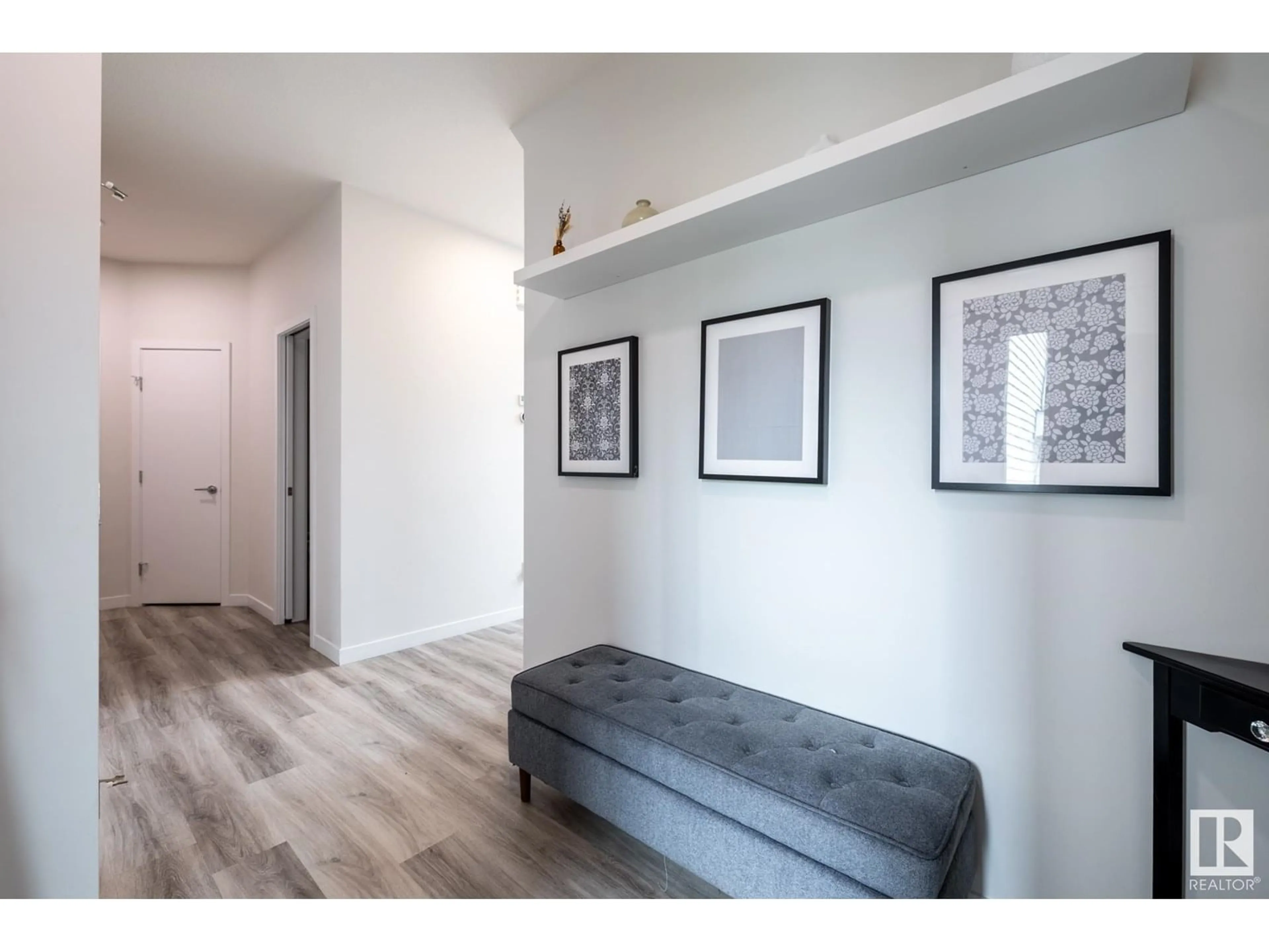Indoor entryway for 9304 PEAR LI SW, Edmonton Alberta T6X2V9