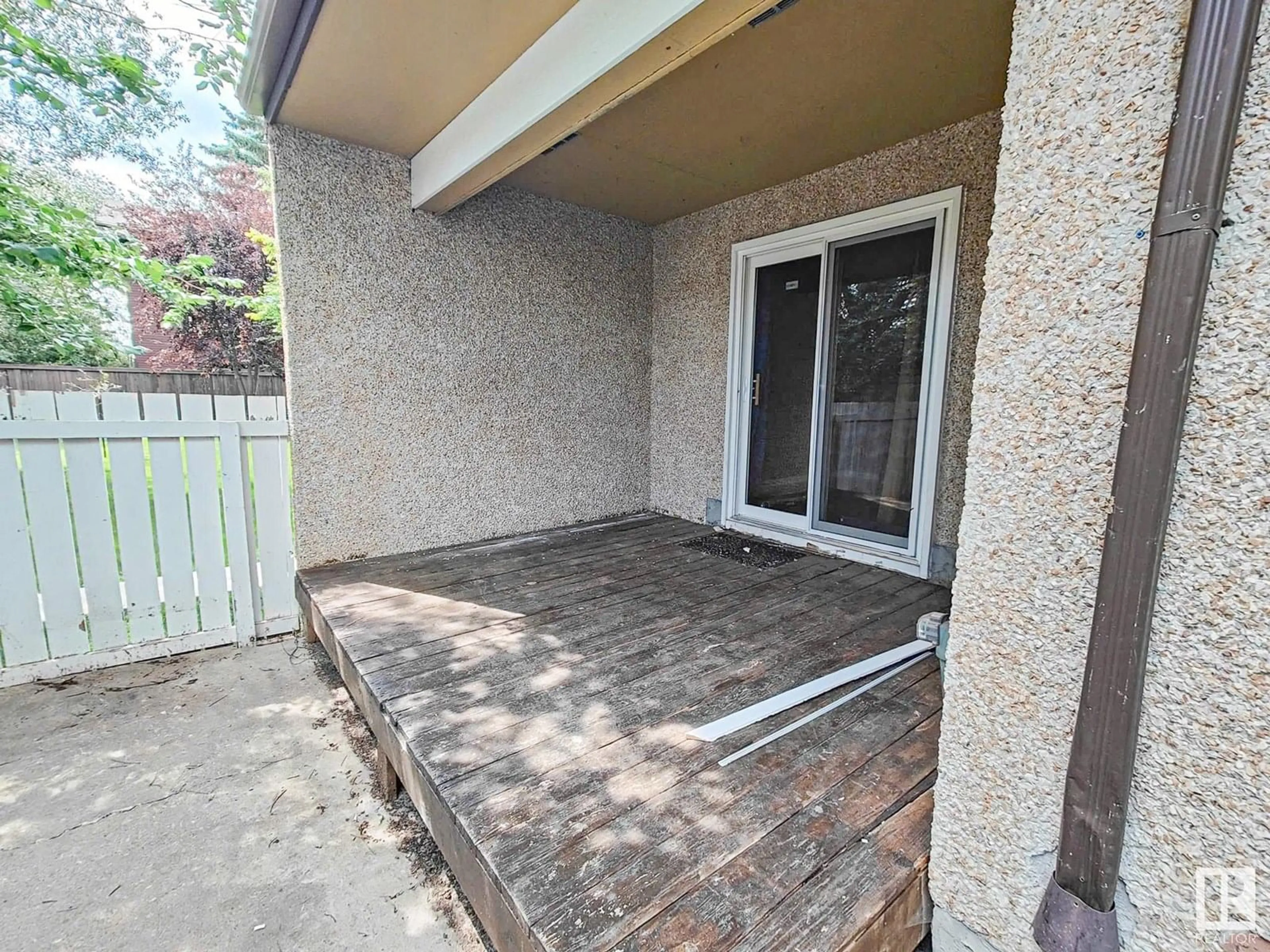 Patio, street for 115 KASKITAYO CO, Edmonton Alberta T6J3T3