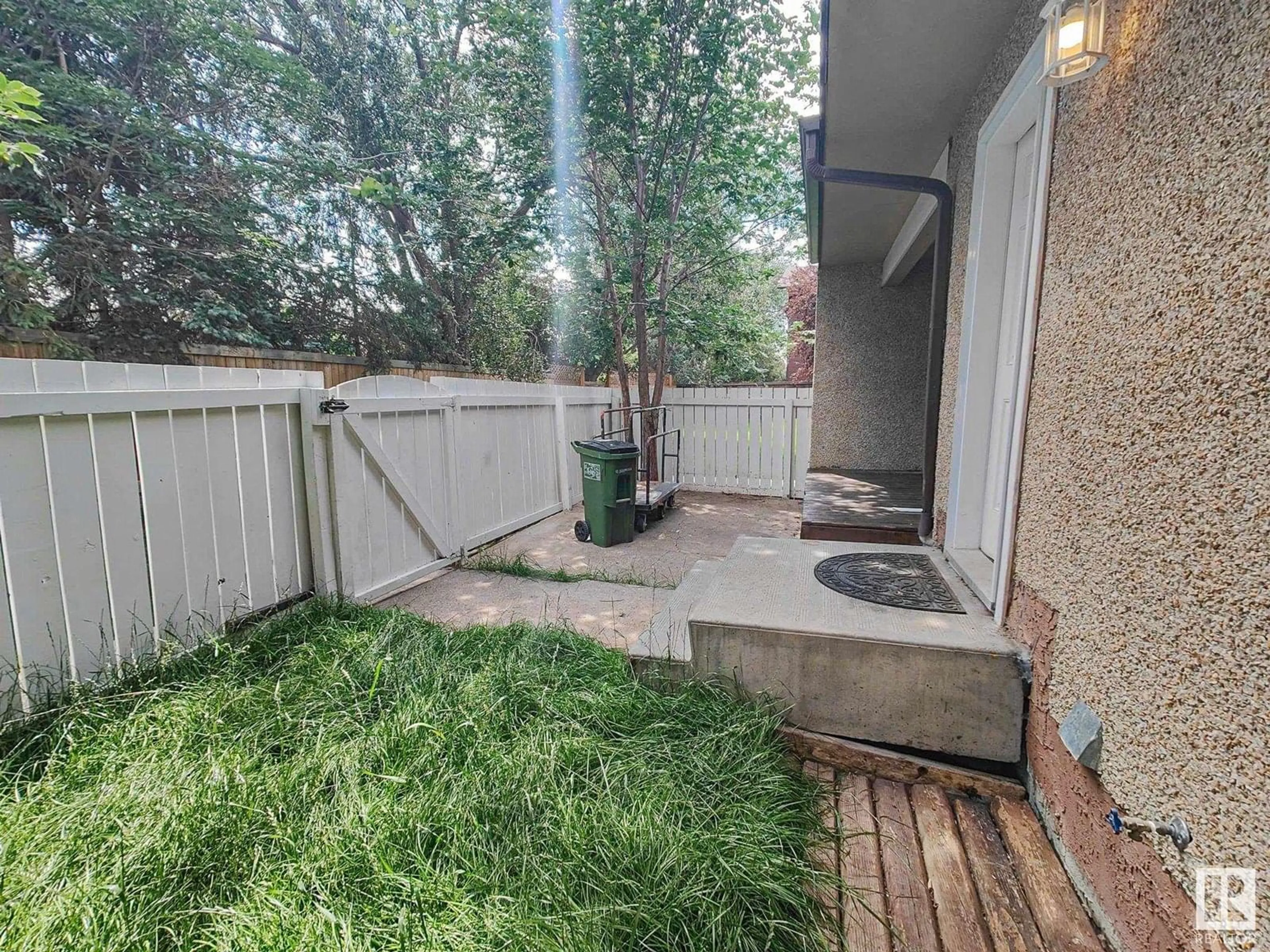 Patio, street for 115 KASKITAYO CO, Edmonton Alberta T6J3T3