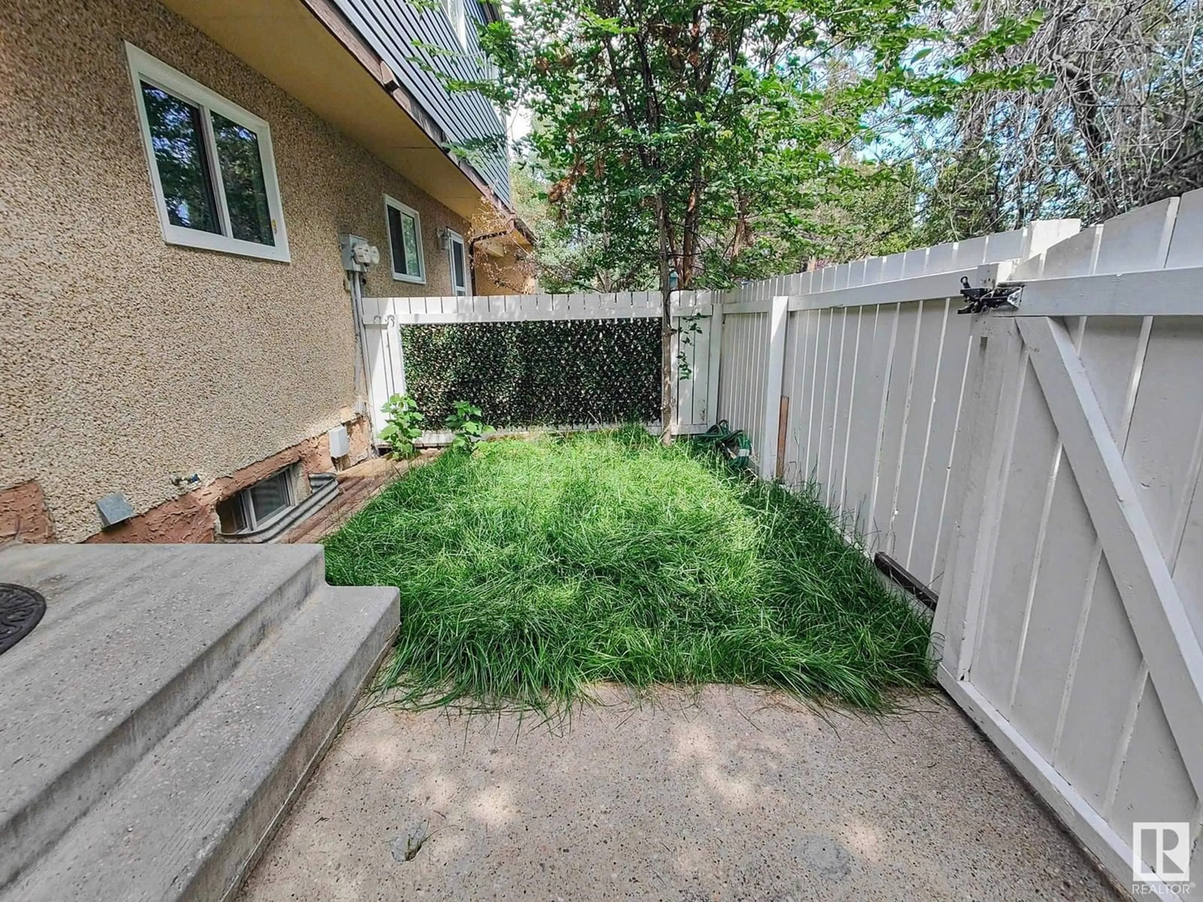 Patio, street for 115 KASKITAYO CO, Edmonton Alberta T6J3T3