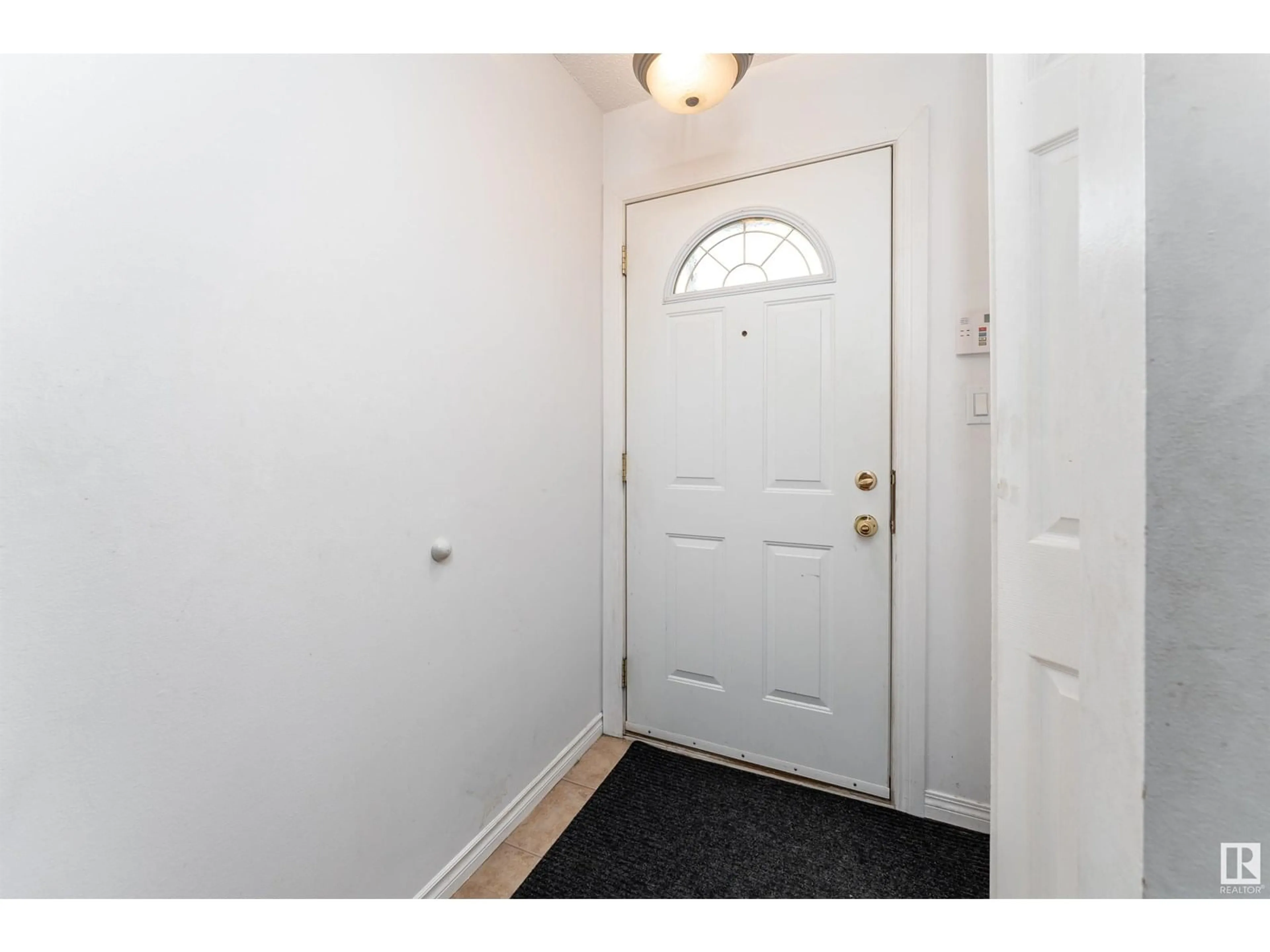 Indoor entryway for 100 MARLBOROUGH PL, Edmonton Alberta T5T1Y6
