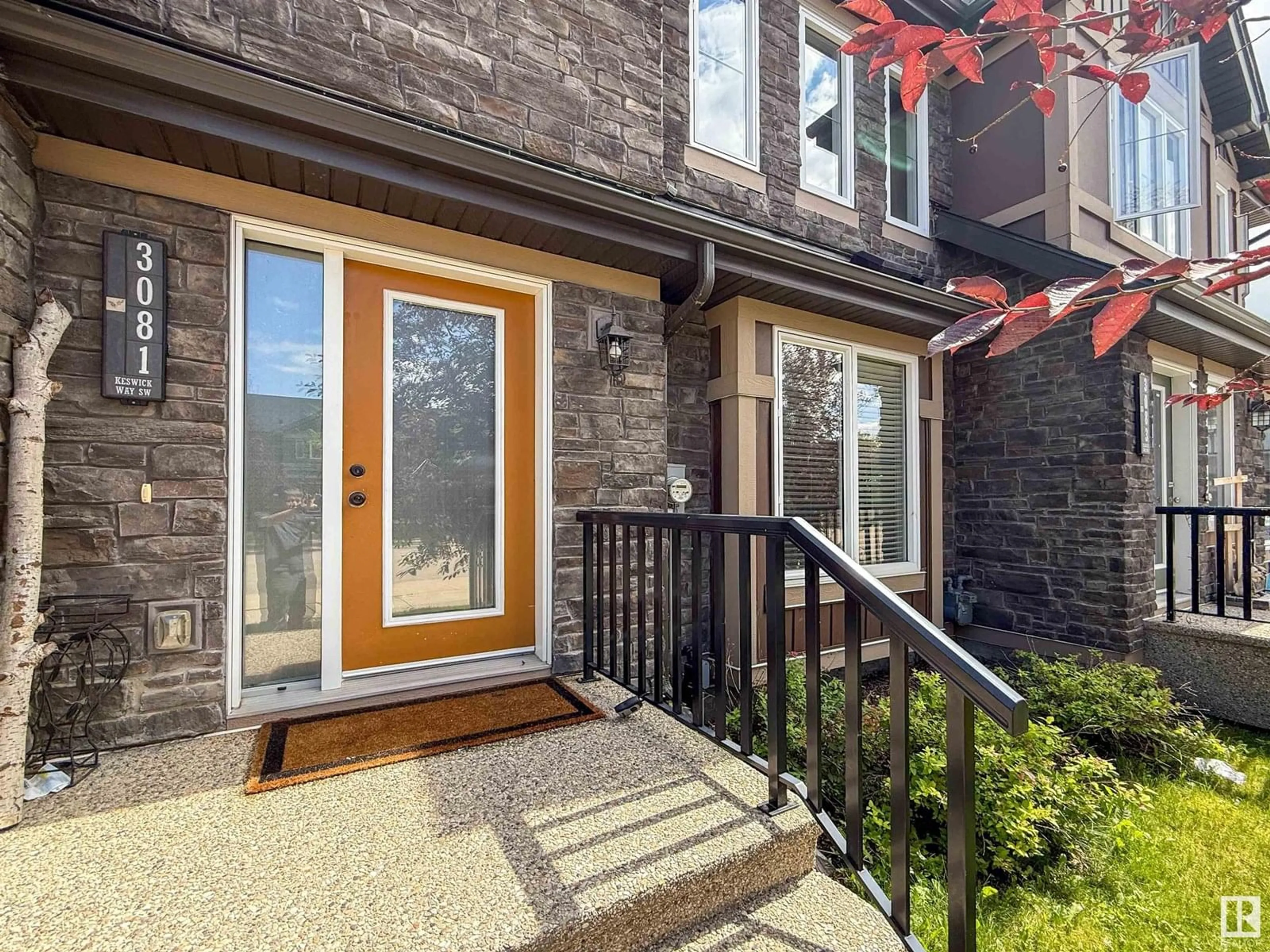 Indoor entryway for 3081 KESWICK WY SW, Edmonton Alberta T6W2R3