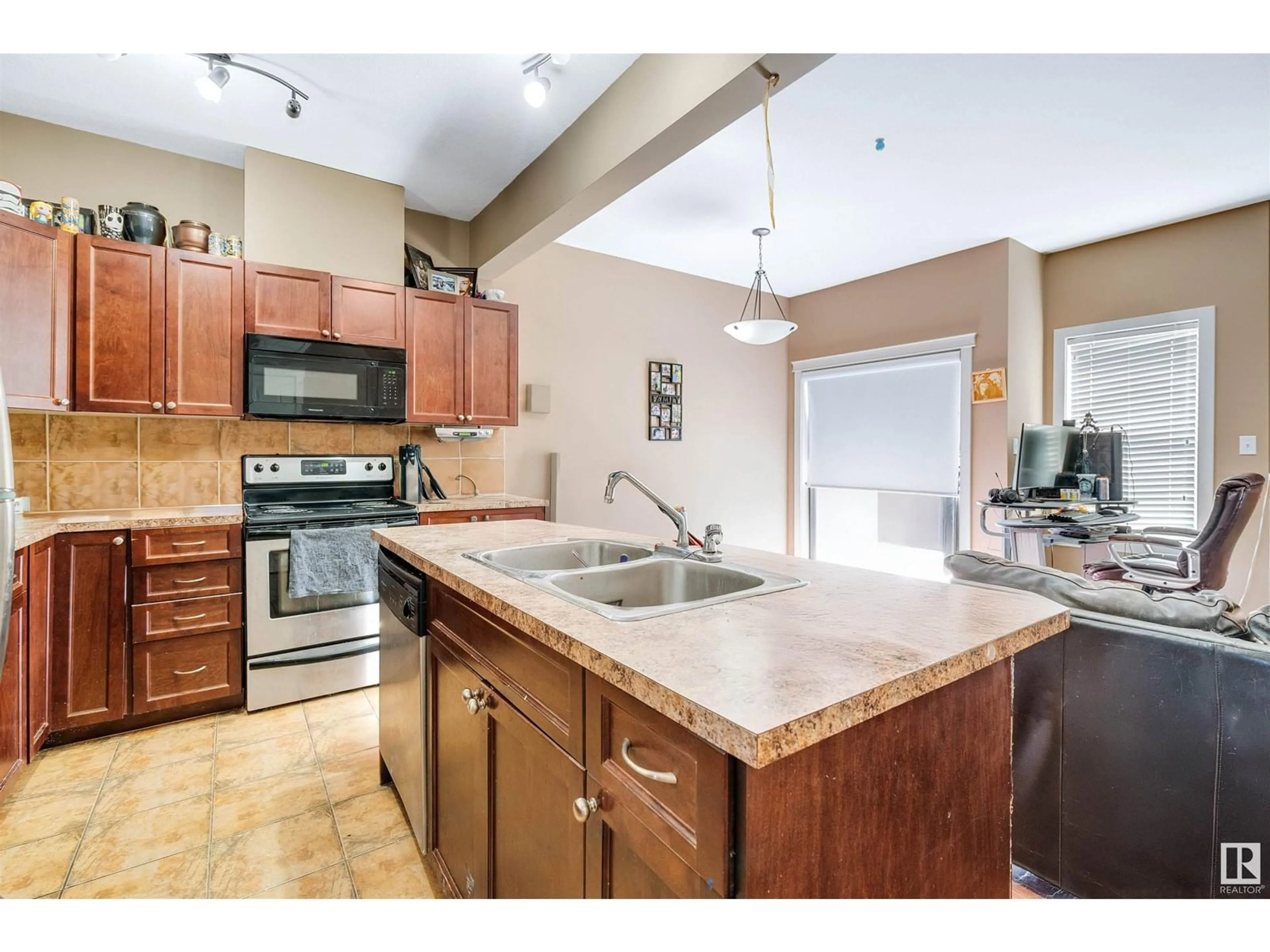 Open concept kitchen, ceramic/tile floor for 109 SANDSTONE ES, Stony Plain Alberta T7Z0E2