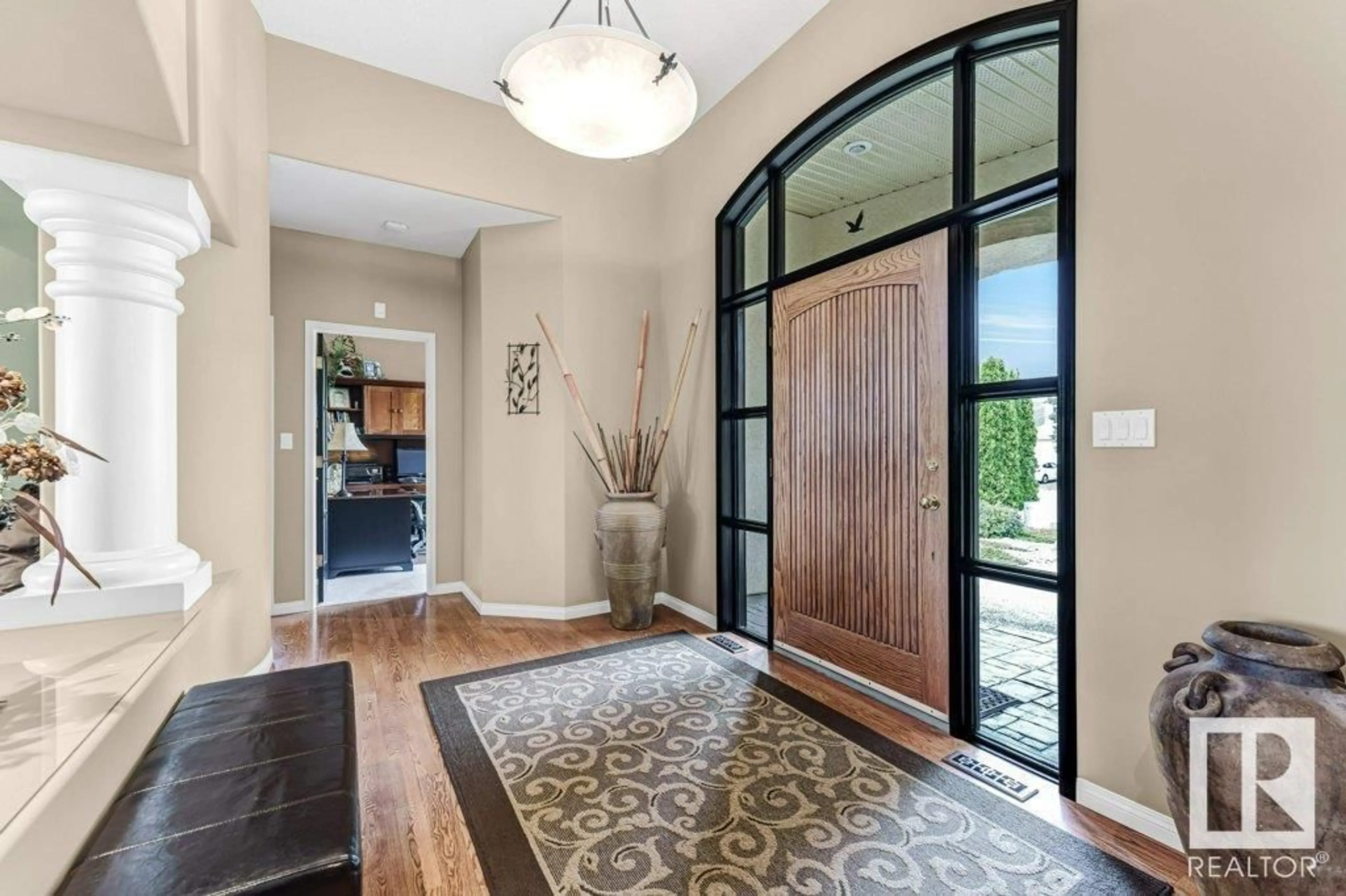 Indoor entryway for 3207 44 AV, Edmonton Alberta T6T1E9
