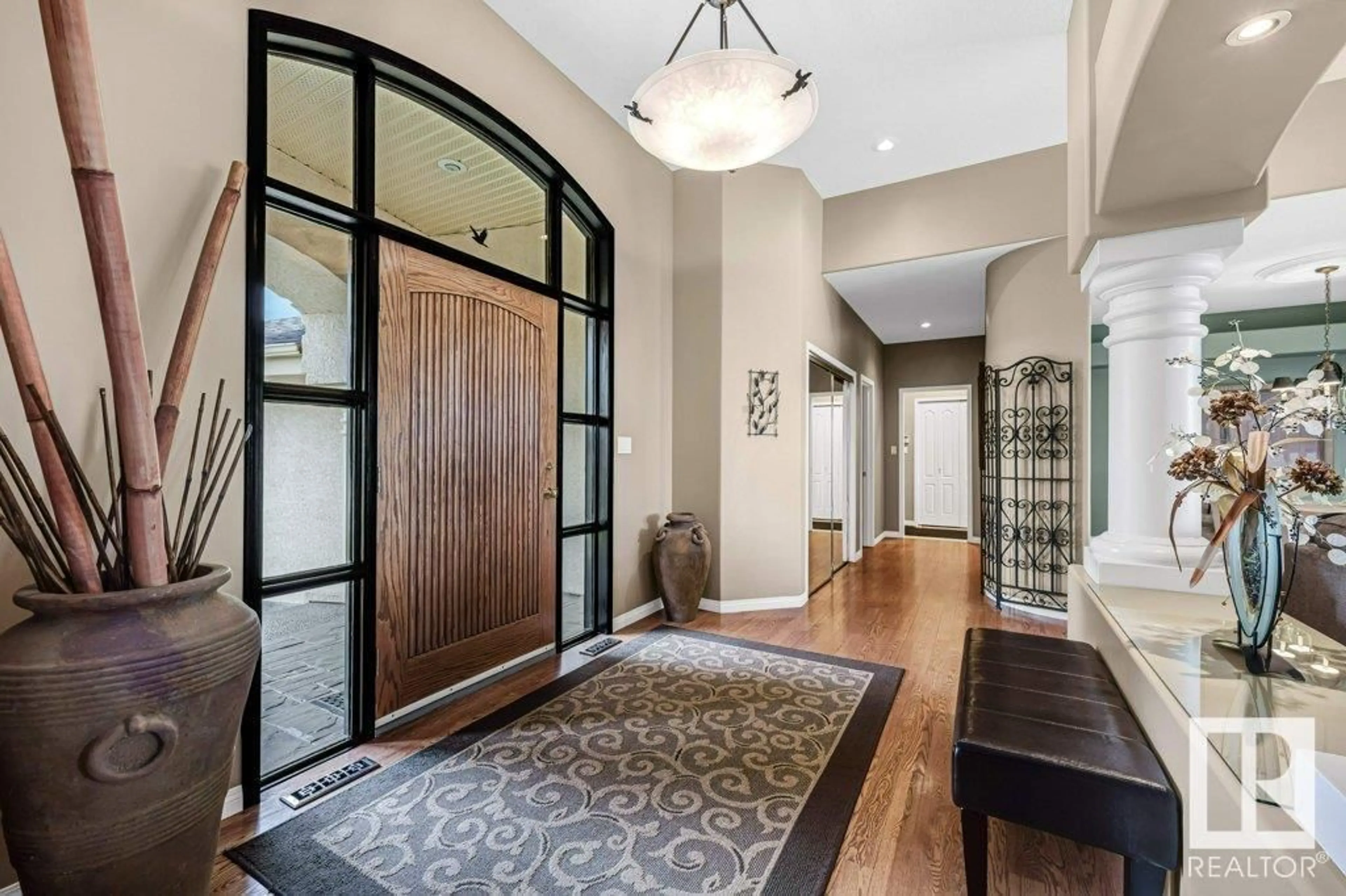 Indoor entryway for 3207 44 AV, Edmonton Alberta T6T1E9