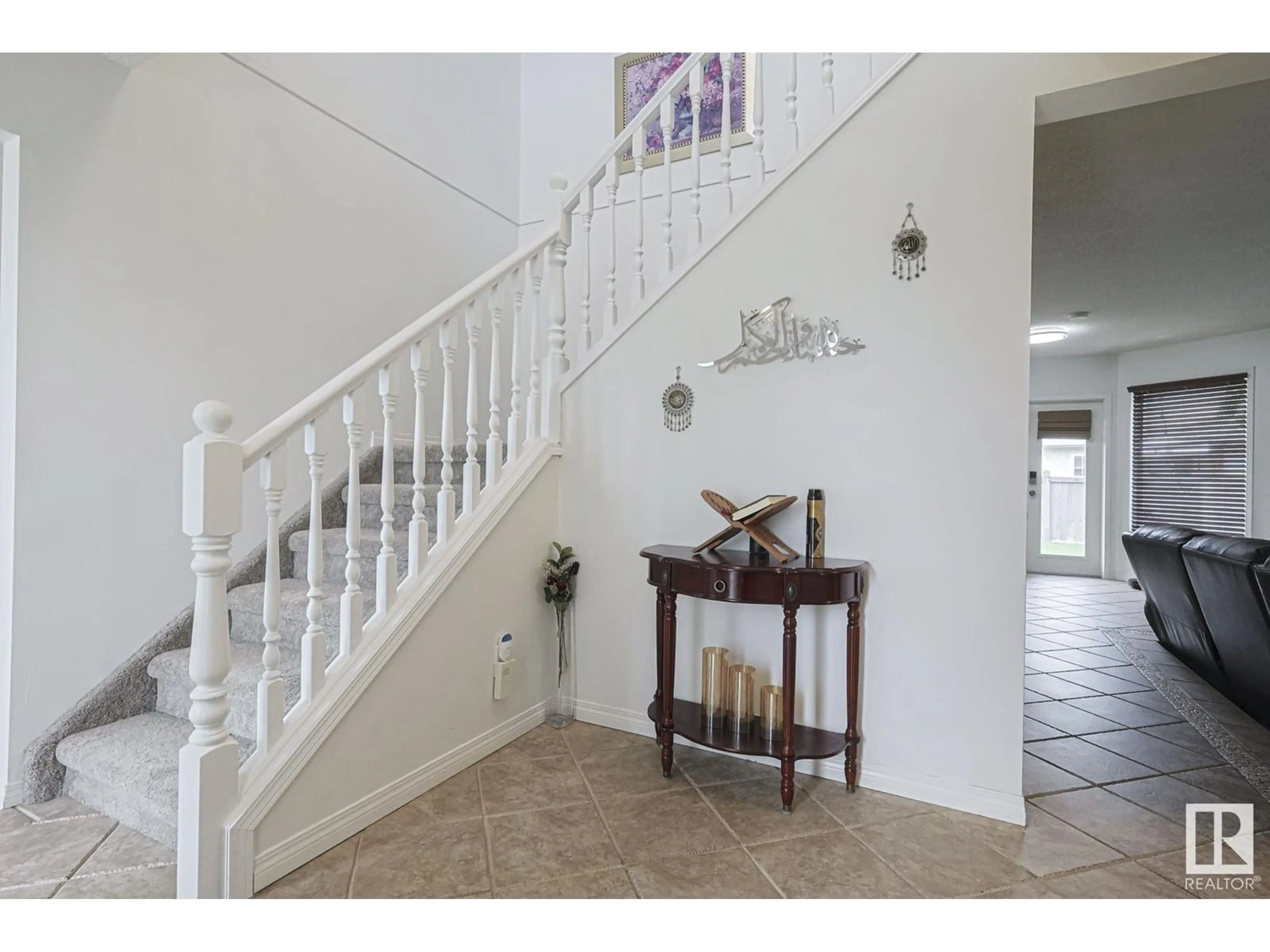 Indoor foyer for 12 ELSINORE PL, Edmonton Alberta T5X5W3