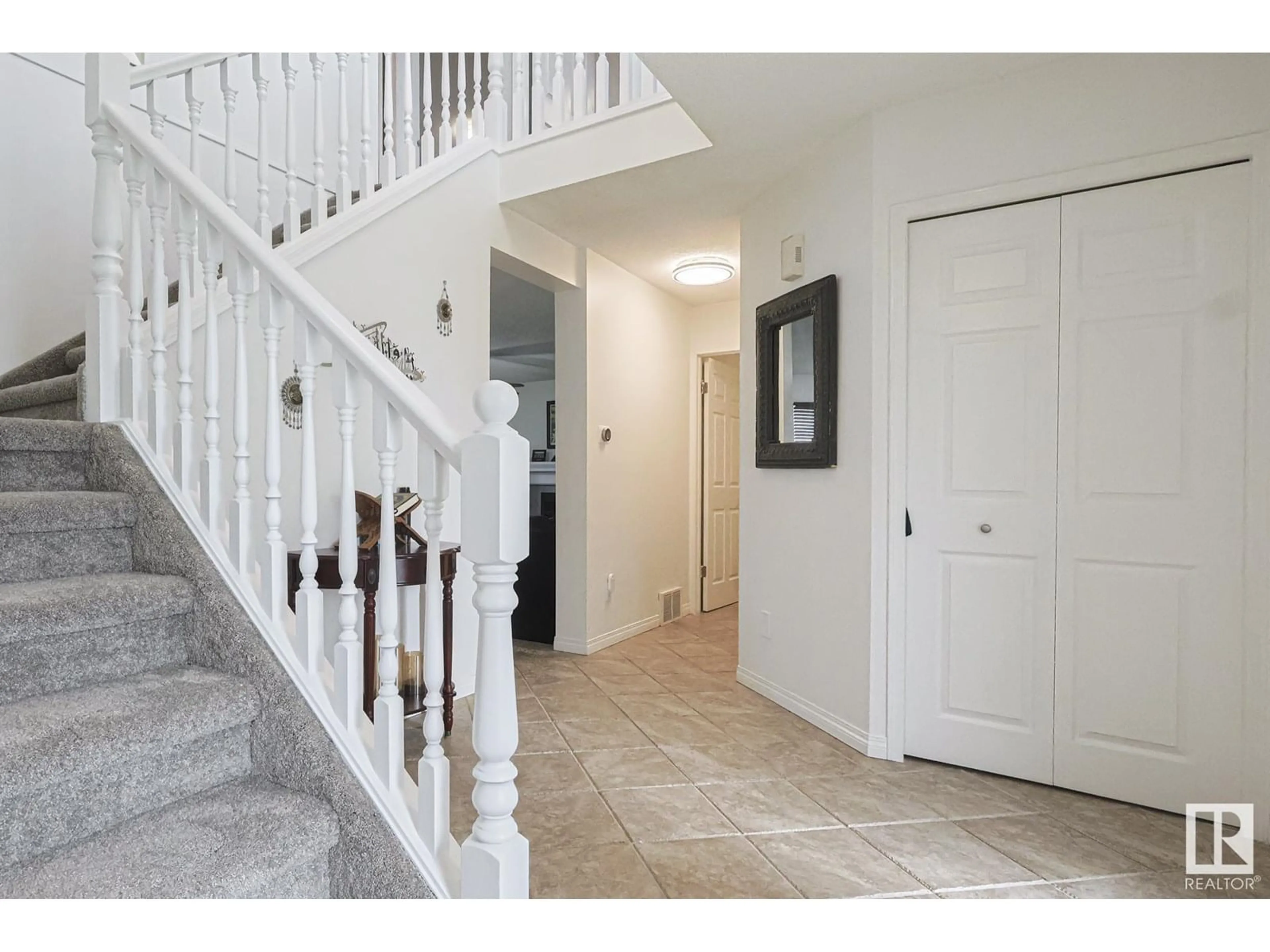 Indoor entryway for 12 ELSINORE PL, Edmonton Alberta T5X5W3
