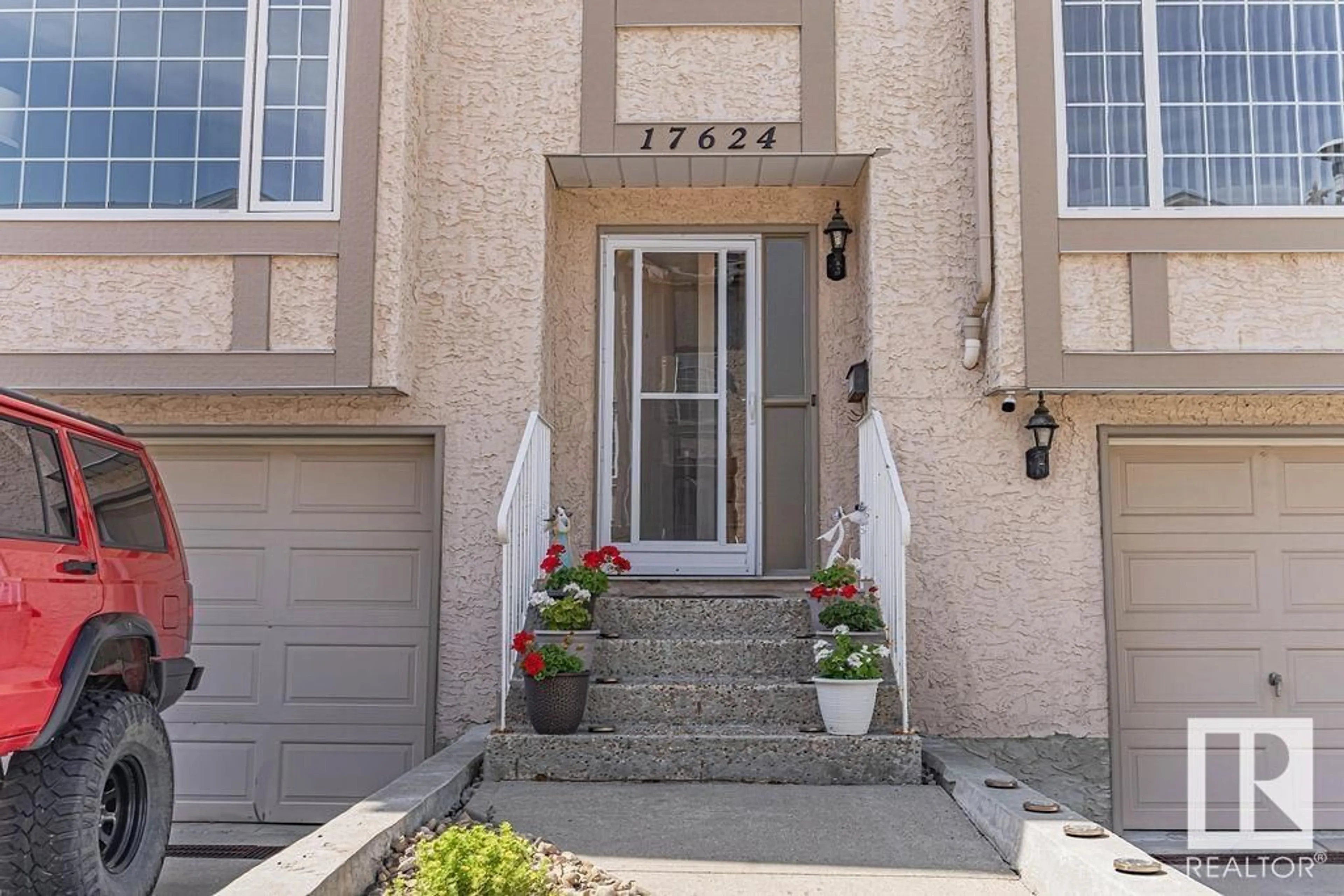 Indoor entryway for 17624 96 AV, Edmonton Alberta T5T6C2