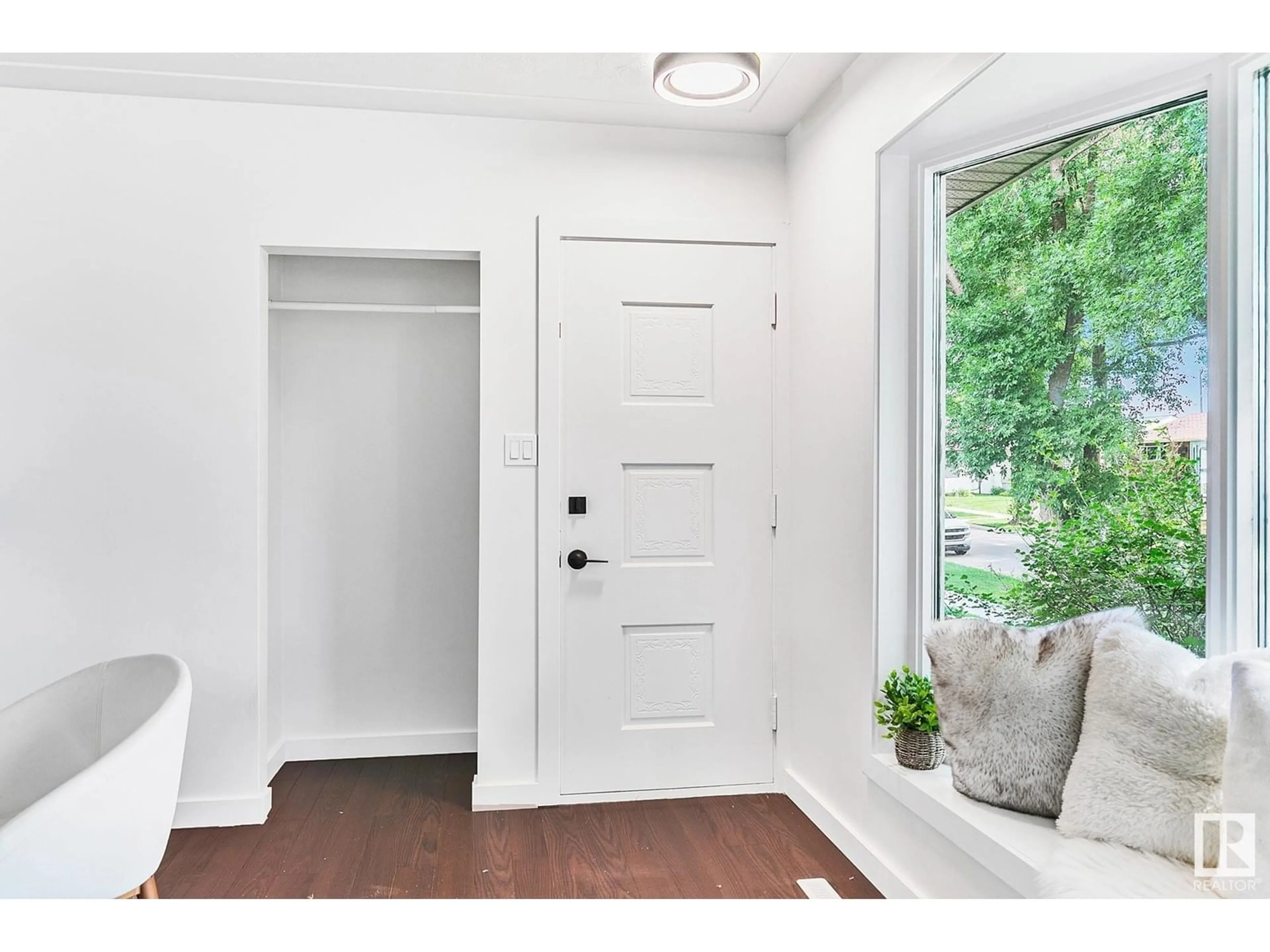 Indoor entryway for 12216 56 ST, Edmonton Alberta T5W3T4