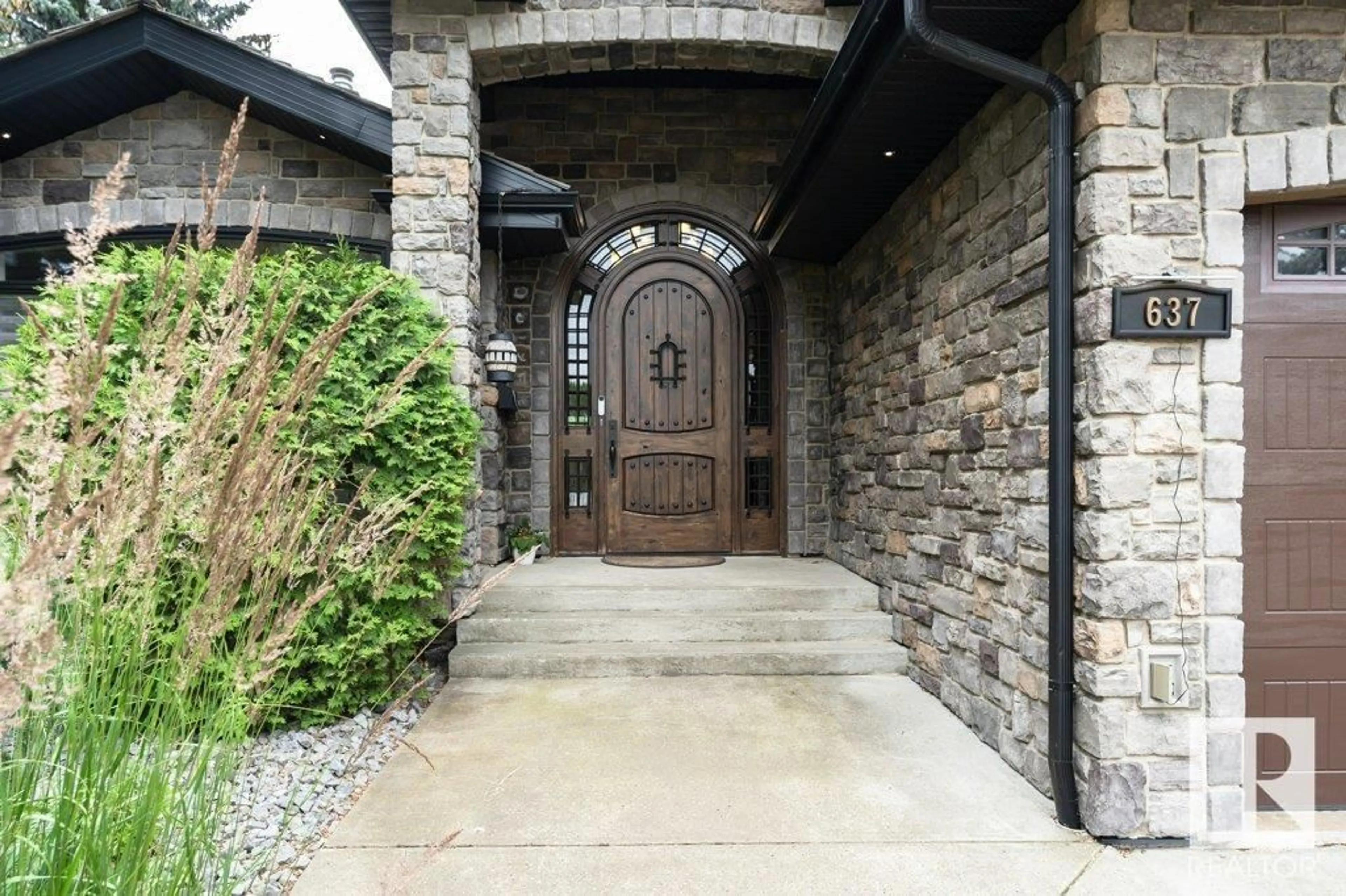 Indoor entryway for 637 ESTATE DR, Sherwood Park Alberta T8B1M4