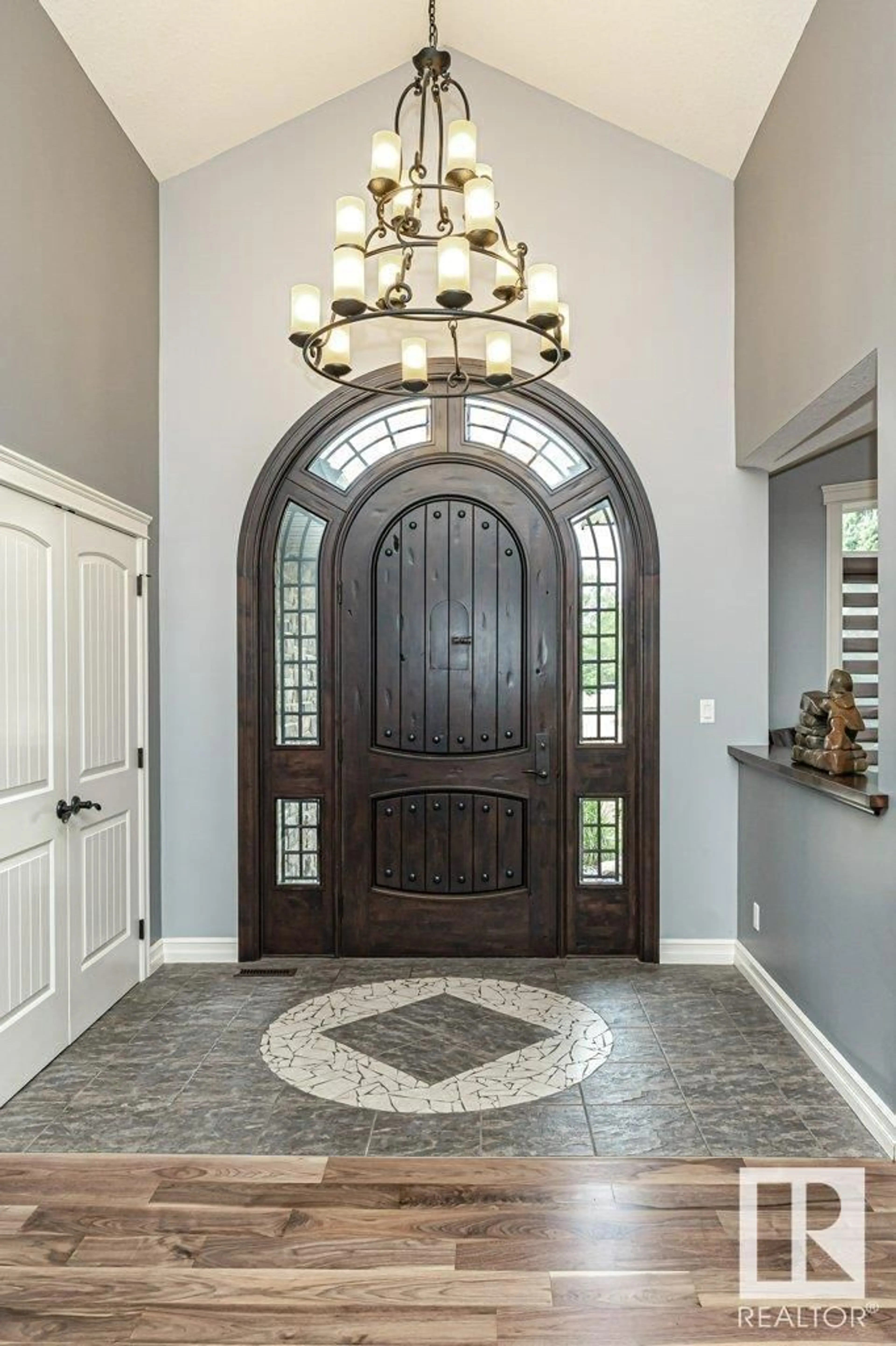 Indoor entryway for 637 ESTATE DR, Sherwood Park Alberta T8B1M4