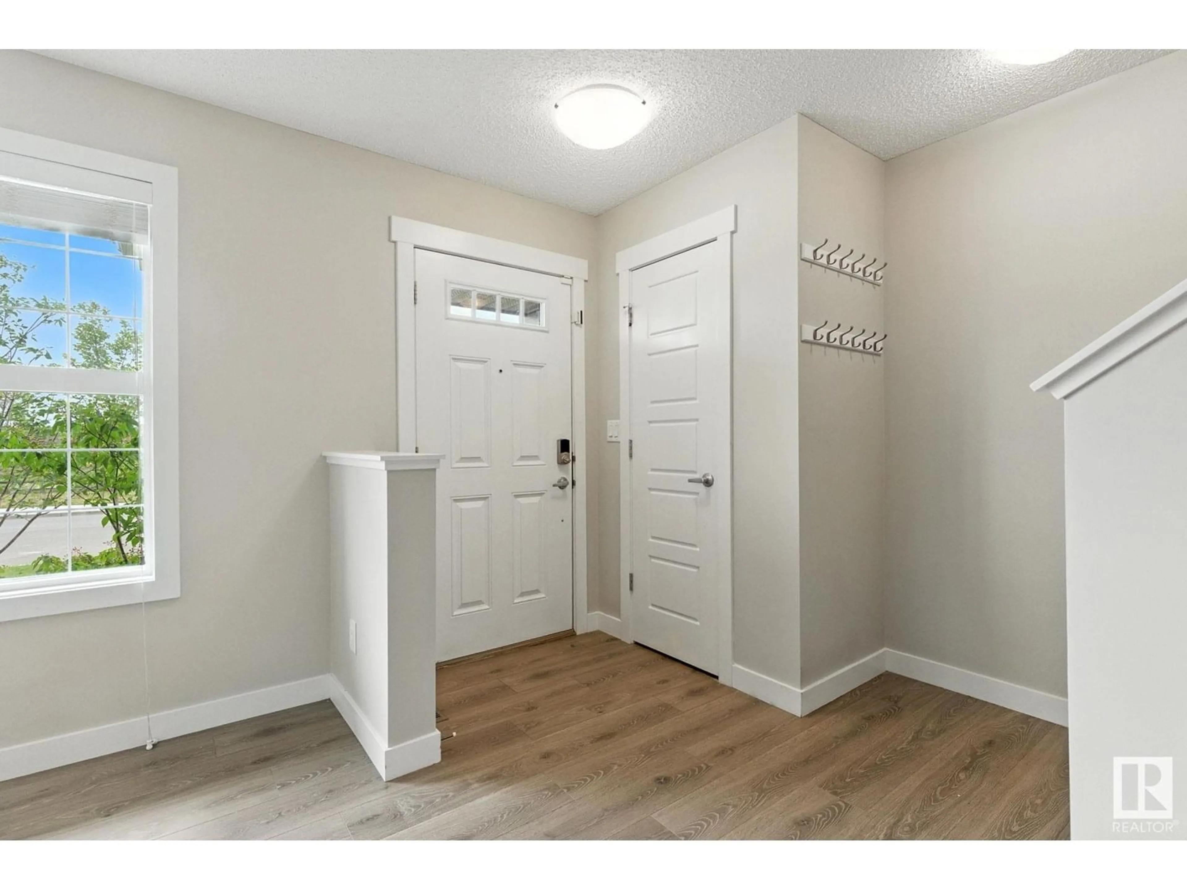 Indoor entryway for 368 CRYSTALLINA NERA DR, Edmonton Alberta T5Z0R9